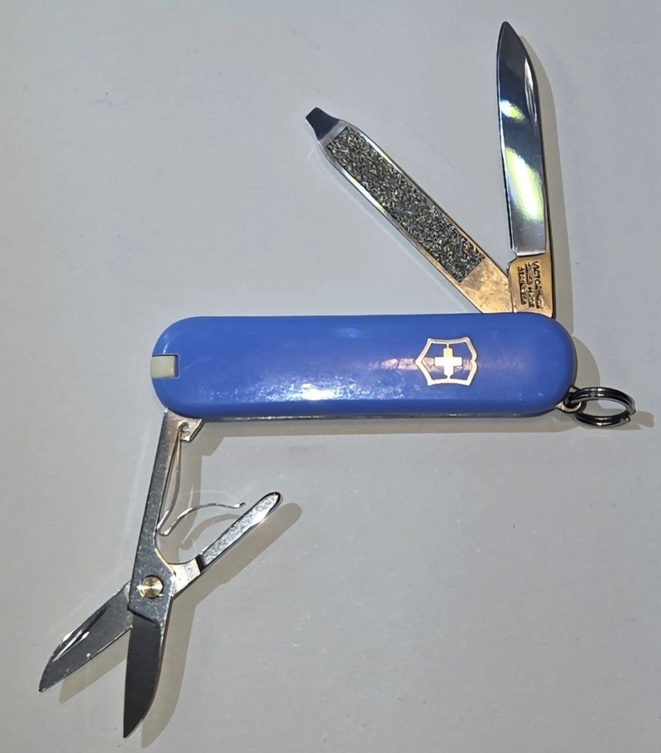 Summer Rain Victorinox Swiss Army Knife Classic SD Blue 58mm Multi-Tool Summer Rain Victorinox Swiss Army Knife Classic SD Blue 58mm Multi-Tool