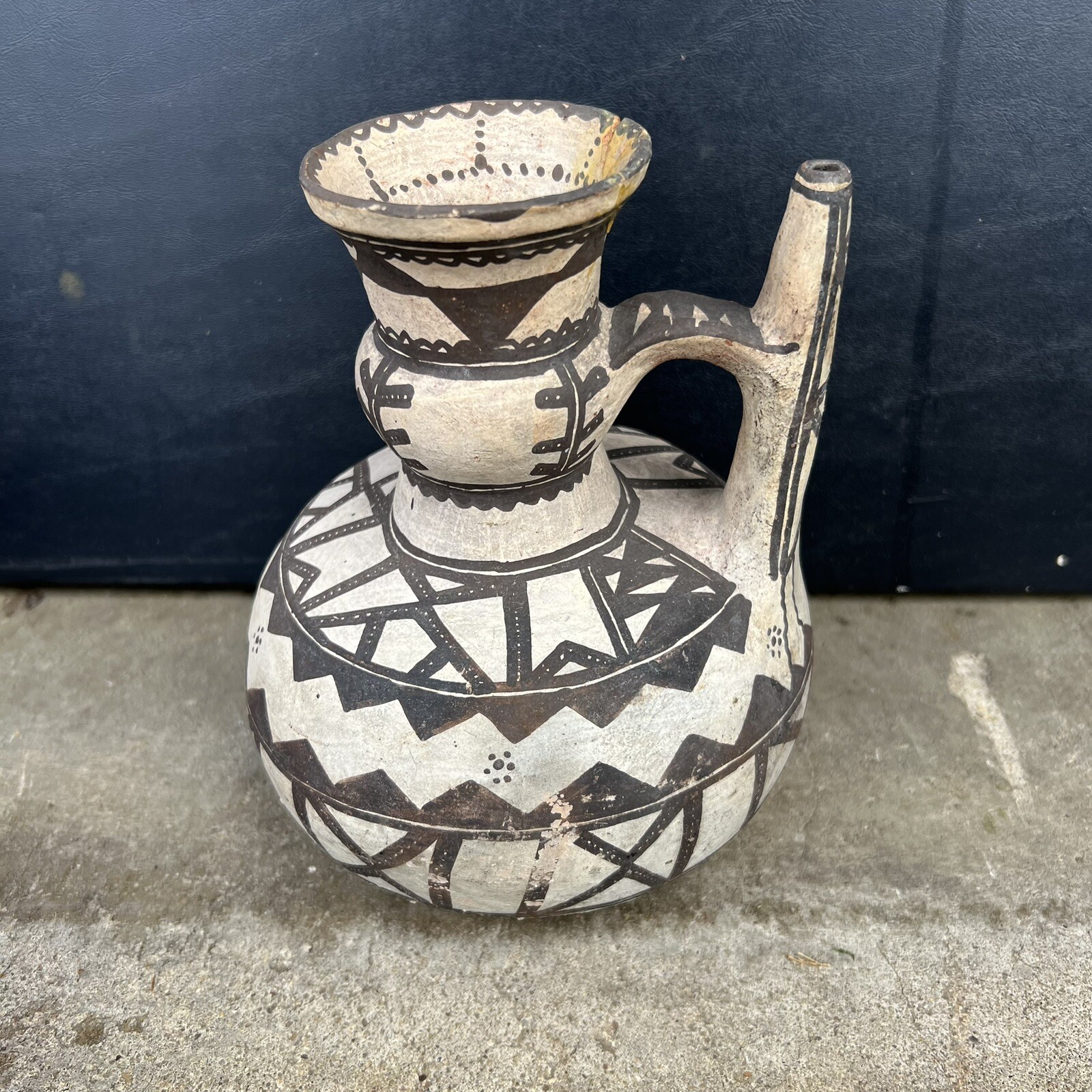 Prehistoric southwest pottery Anasazi Pitcher w/ Spout 1100 AD.