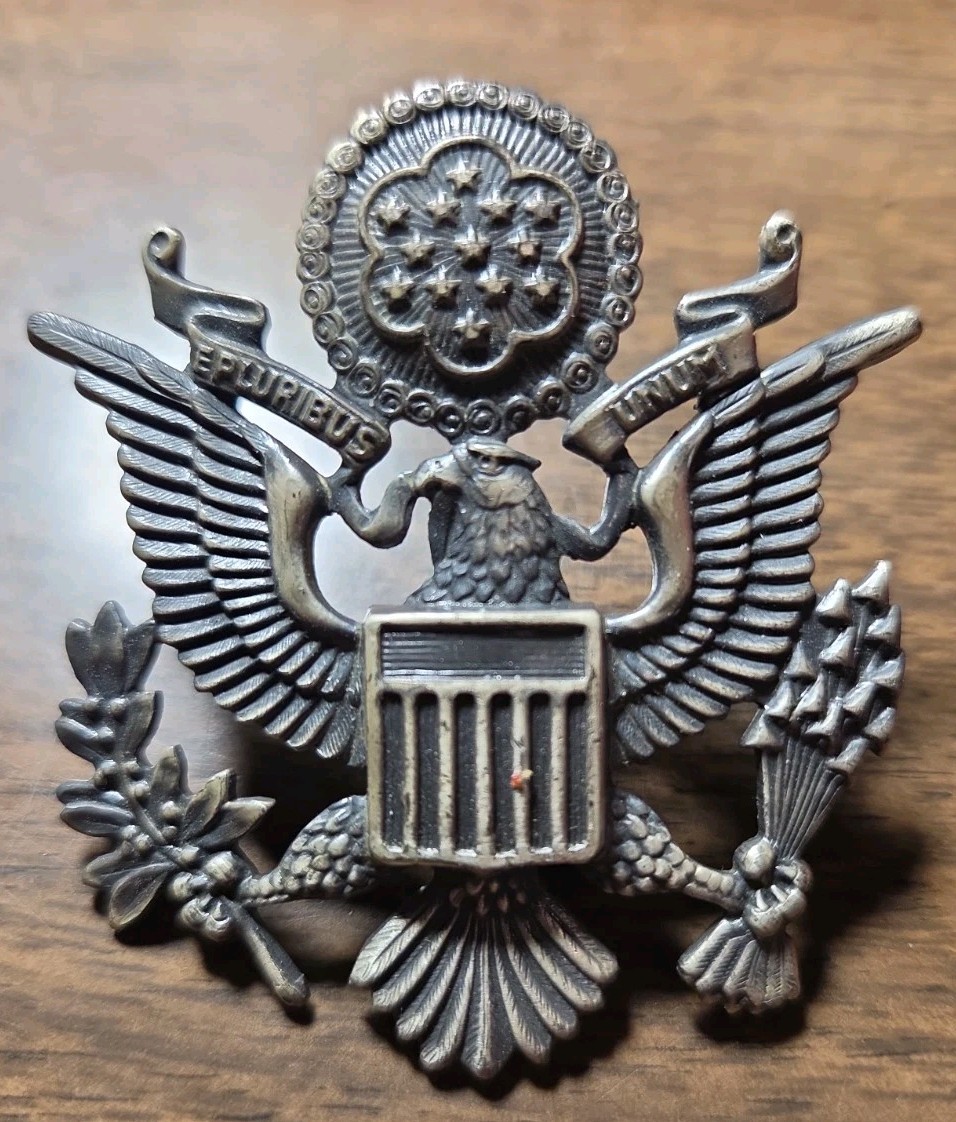 Vtg WW11 US Army Officer Cap Hat Eagle Badge Screw/ Back Pin Vtg WW11 US Army Officer Cap Hat Eagle Badge Screw/ Back Pin