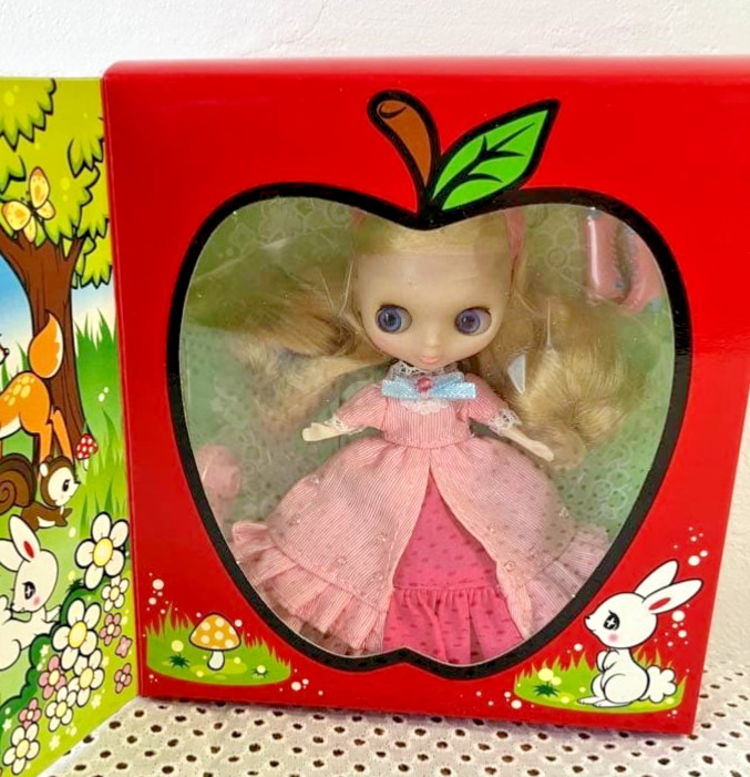 Rare Vintage 2010 Petite Blythe Doll – Red Apple Hasbro Japan Rare Vintage 2010 Petite Blythe Doll – Red Apple Hasbro Japan