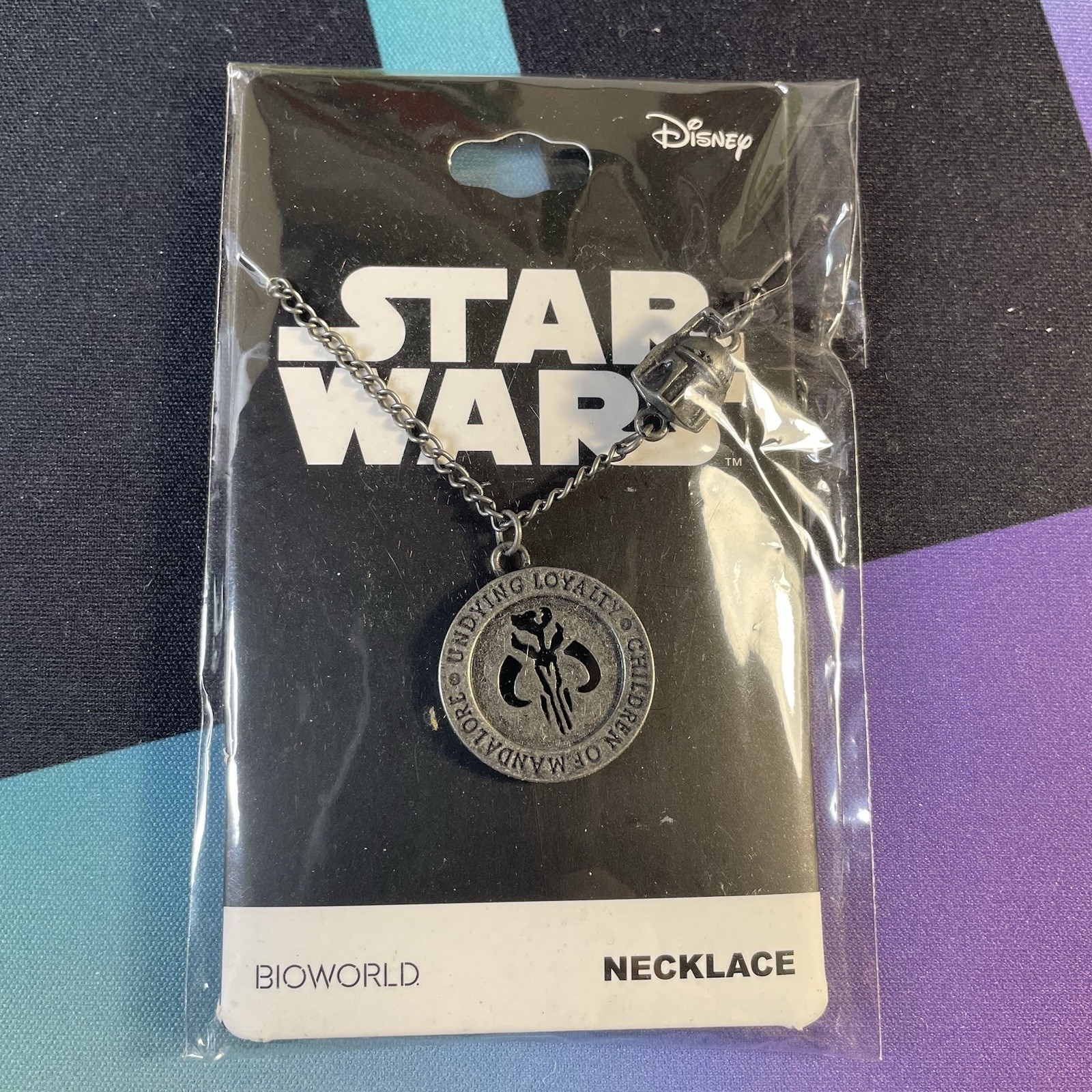 Bioworld Star Wars Necklace Mythosaur Insignia and Helmet Charm (Boba Fett) Bioworld Star Wars Necklace Mythosaur Insignia and Helmet Charm (Boba Fett)