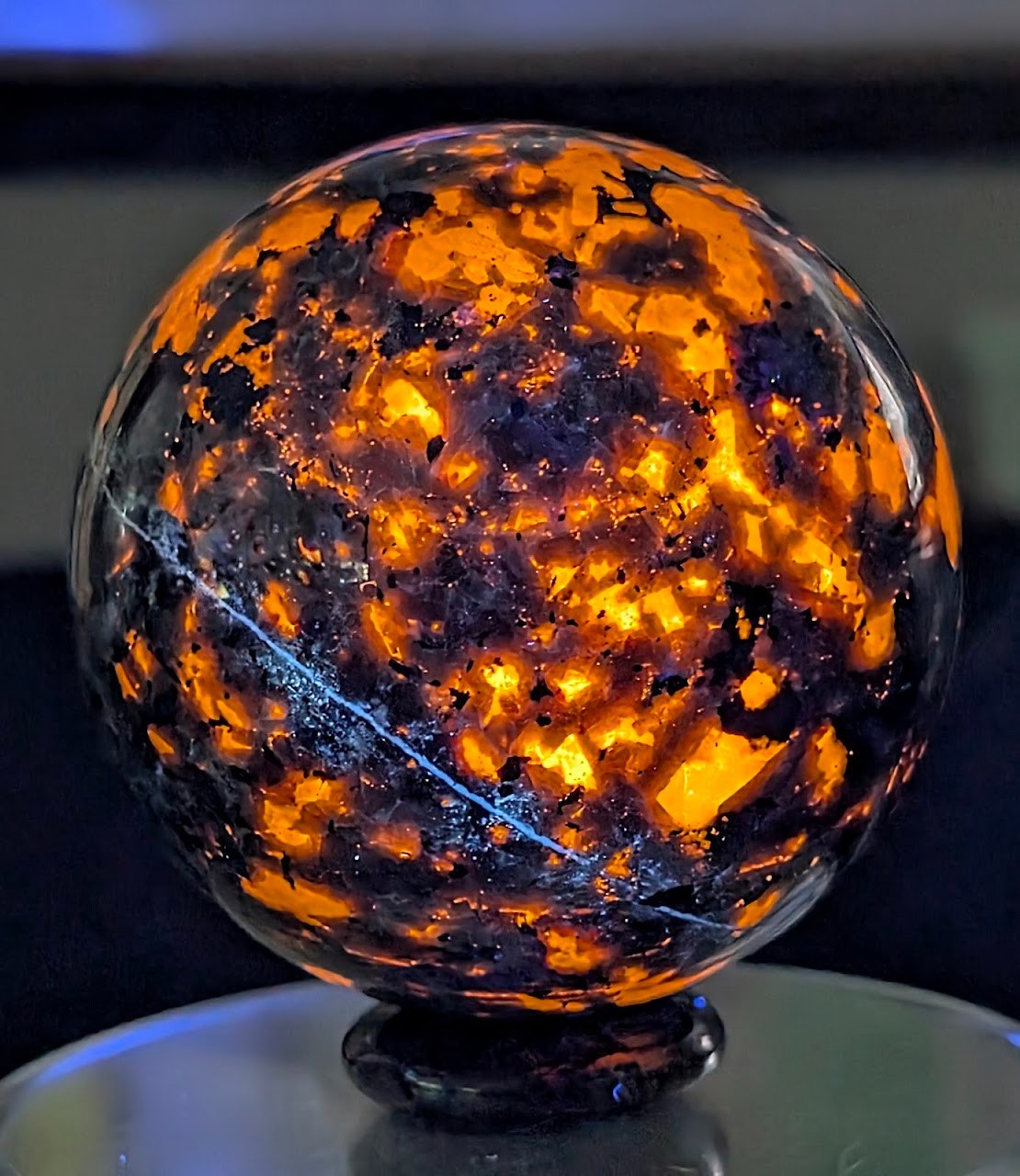 Exceptional Yooperlite Sphere -- 68mm, 426g -- Highly Saturated 360° UV Response Exceptional Yooperlite Sphere -- 68mm, 426g -- Highly Saturated 360° UV Response