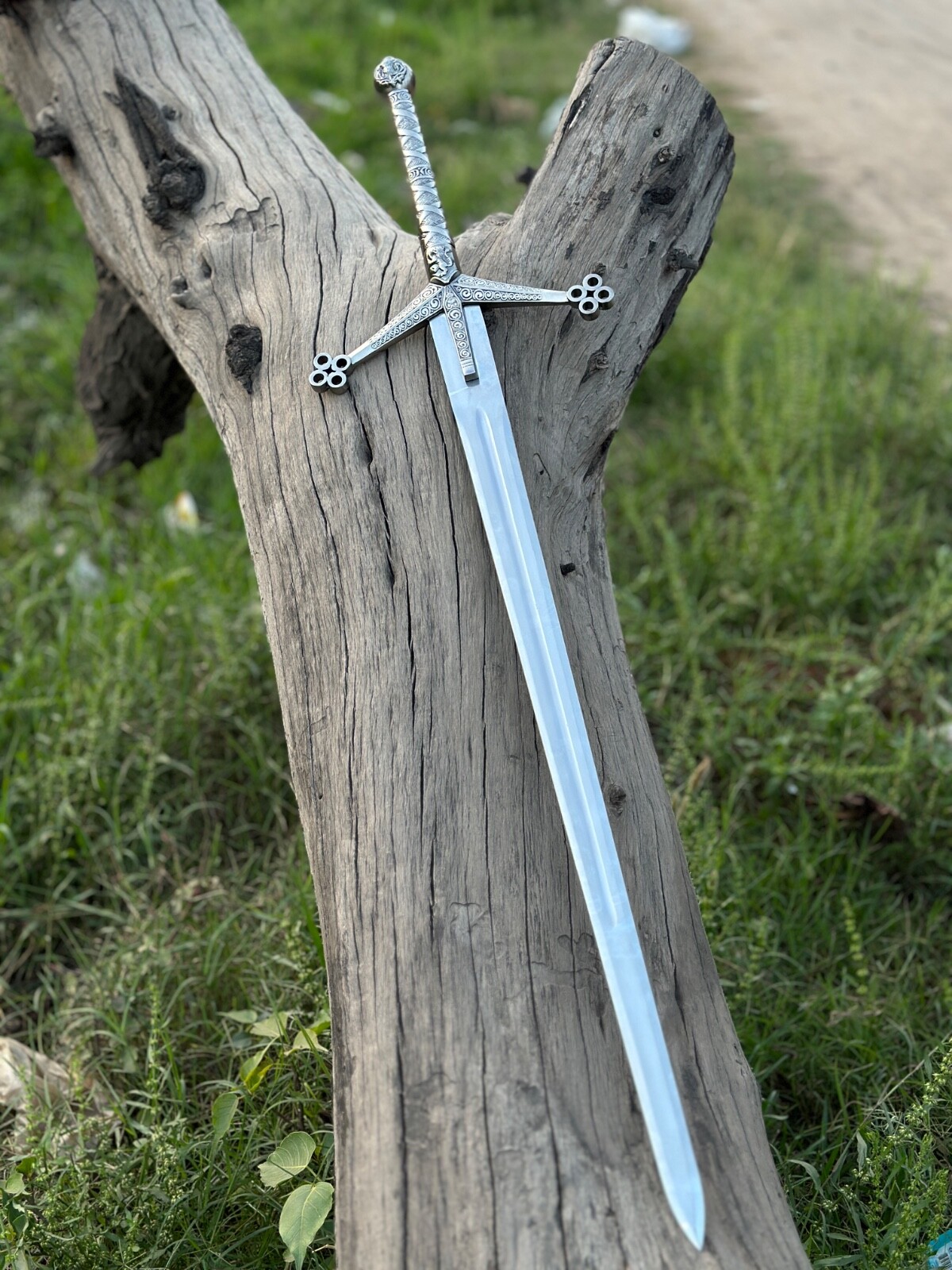 Decorative Medieval-Style Longsword β Stainless Steel Blade β Fantasy Display π‘ Decorative Medieval-Style Longsword β Stainless Steel Blade β Fantasy Display π‘
