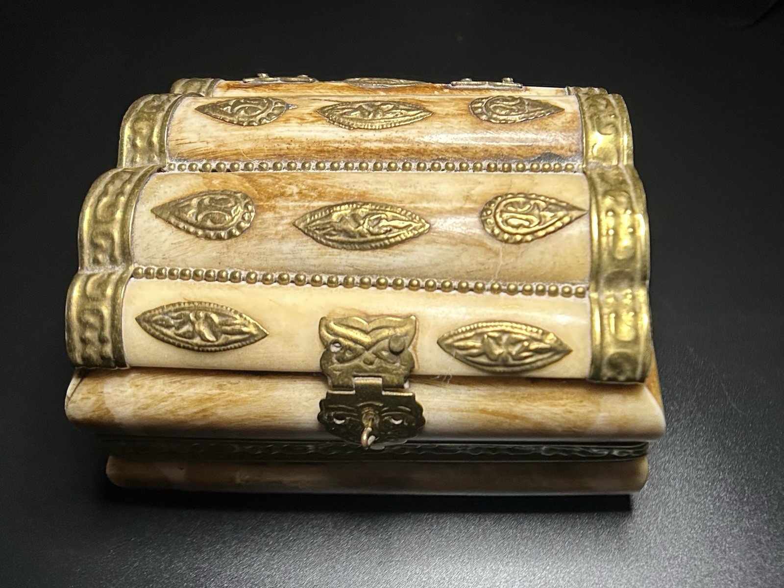 Vintage Handcrafted Camel Bone & Brass Trinket Box India Hinged 6"x6"x4.5" Vintage Handcrafted Camel Bone & Brass Trinket Box India Hinged 6"x6"x4.5"