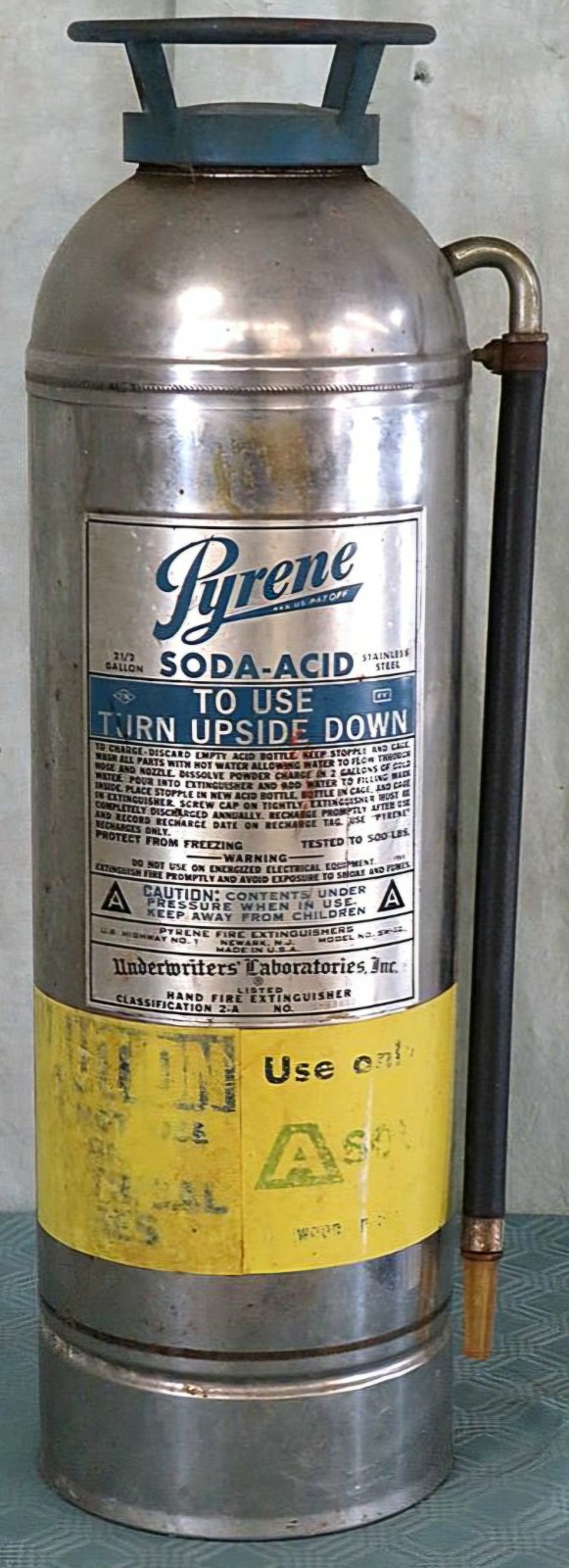 VINTAGE 1963 PYRENE SW-12 STAINLESS STEEL 2.5 GAL SODA-ACID FIRE EXTINGUISHER