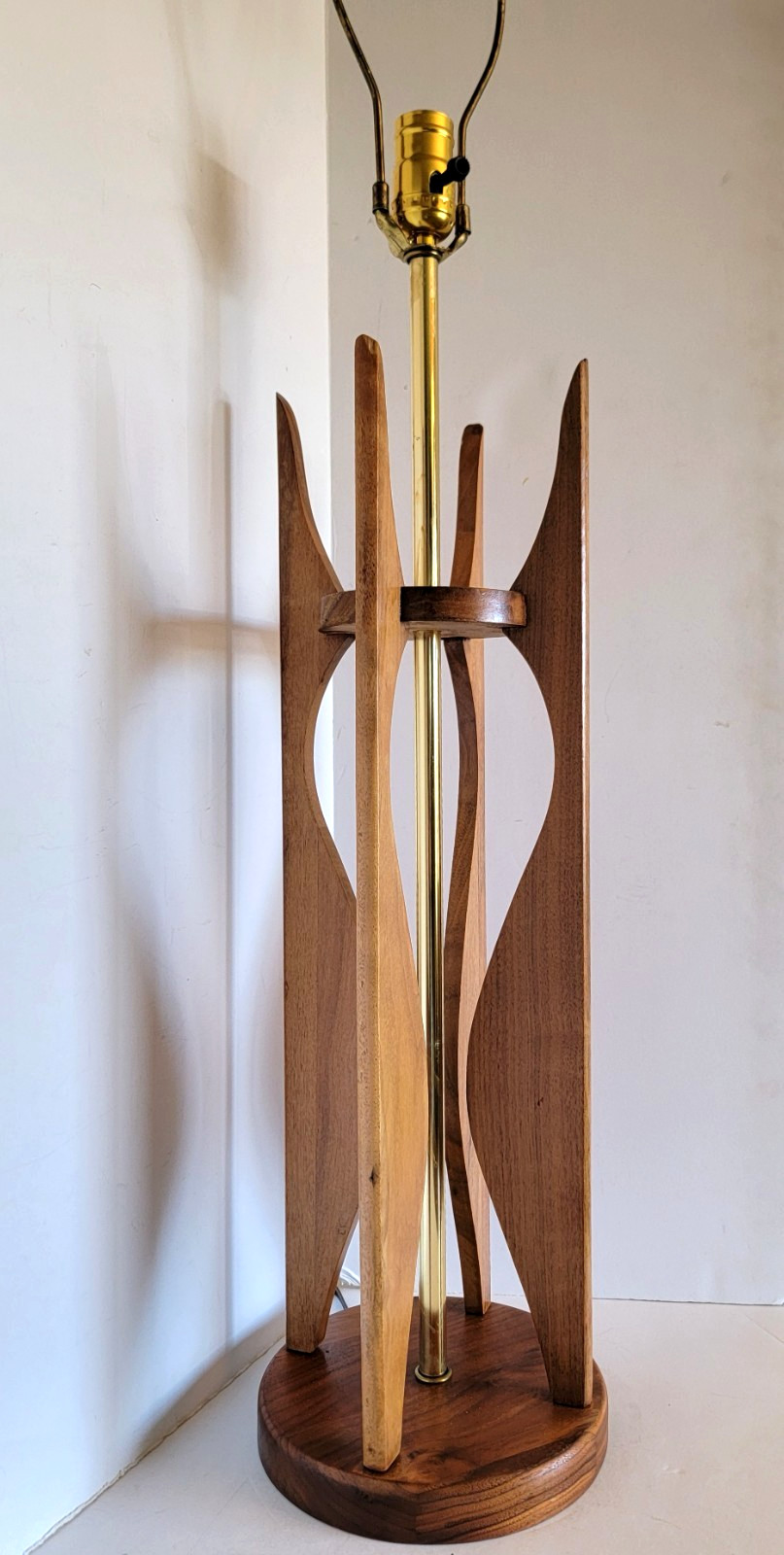 Vtg Mid Century Modern Italian Scultped Wood & Brass Modeline Style Lamp Vtg Mid Century Modern Italian Scultped Wood & Brass Modeline Style Lamp