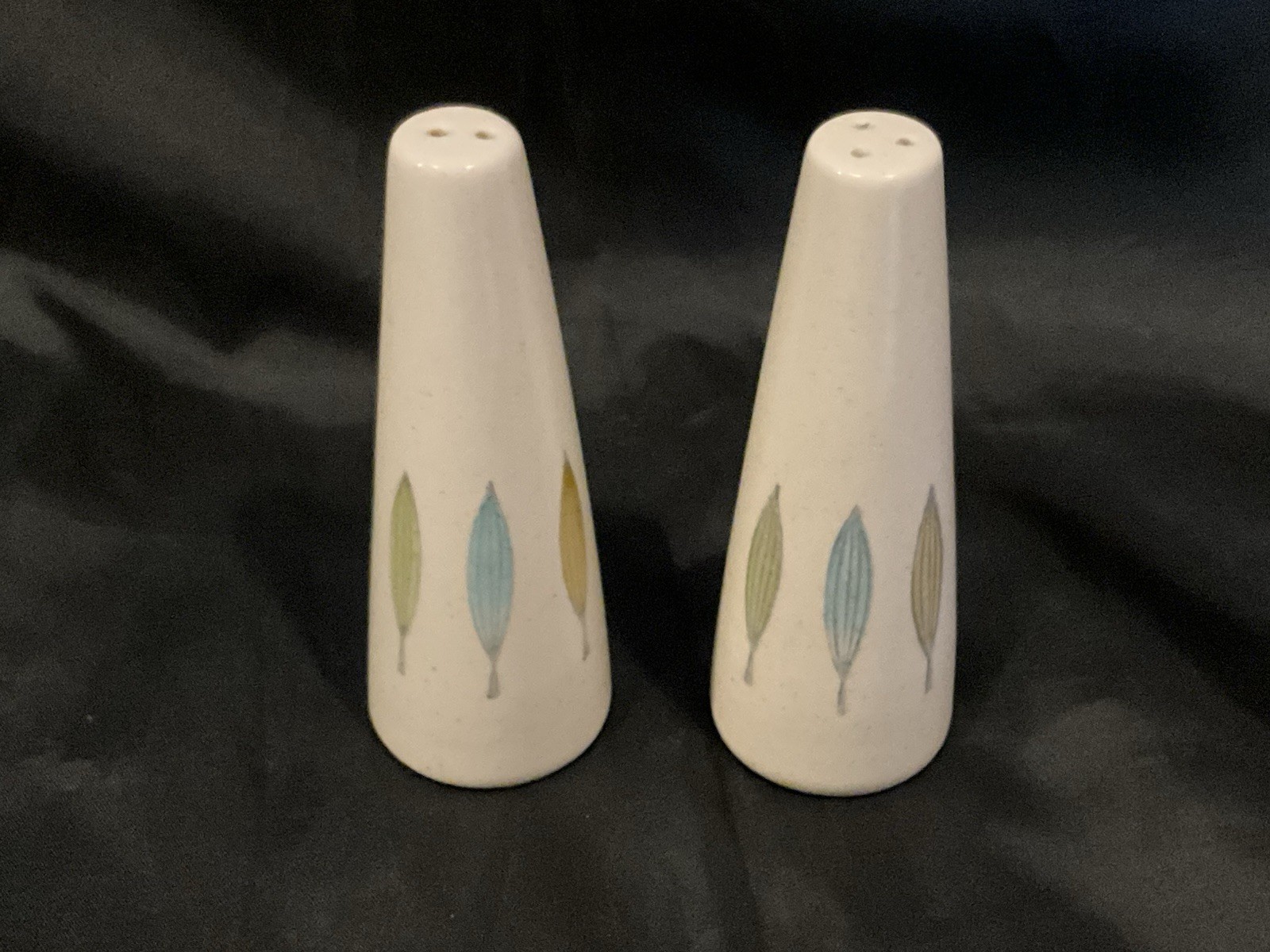 Metlox Poppytrail California Palm Leaf Salt & Pepper Shakers Set - USA Metlox Poppytrail California Palm Leaf Salt & Pepper Shakers Set - USA