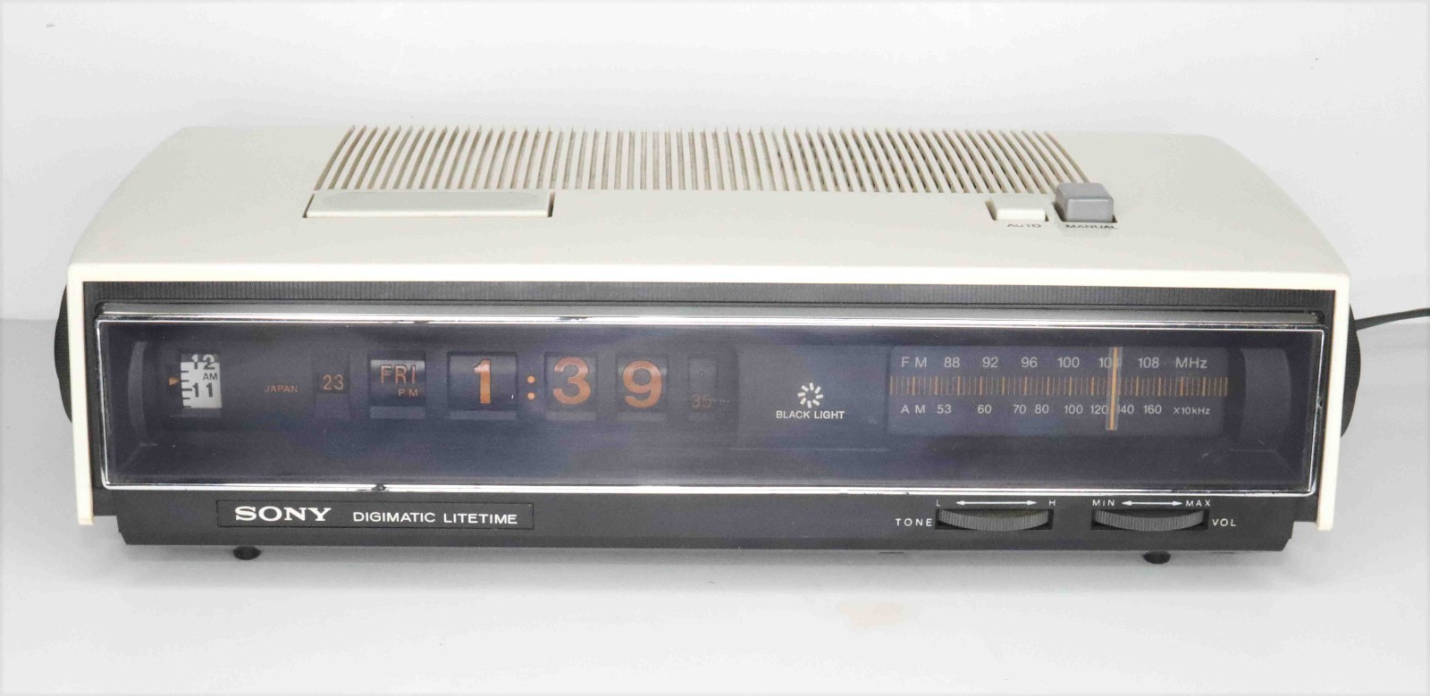 Vintage Sony TFM C660W AM FM Solid State Digimatic Flip Clock Radio Vintage Sony TFM C660W AM FM Solid State Digimatic Flip Clock Radio