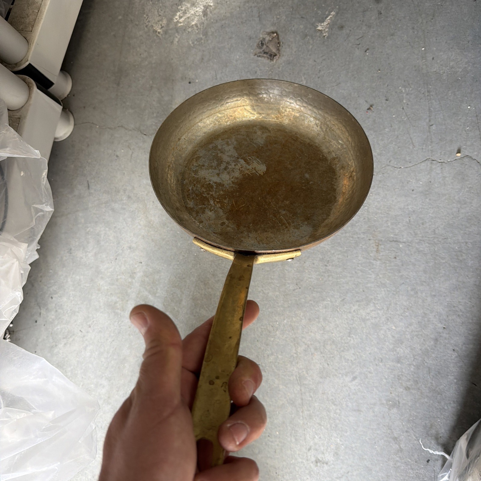 Vtg Hammered Copper Skillet Fry Pan 3-Rivet Brass Handle Stain Needs Cleaning Vtg Hammered Copper Skillet Fry Pan 3-Rivet Brass Handle Stain Needs Cleaning