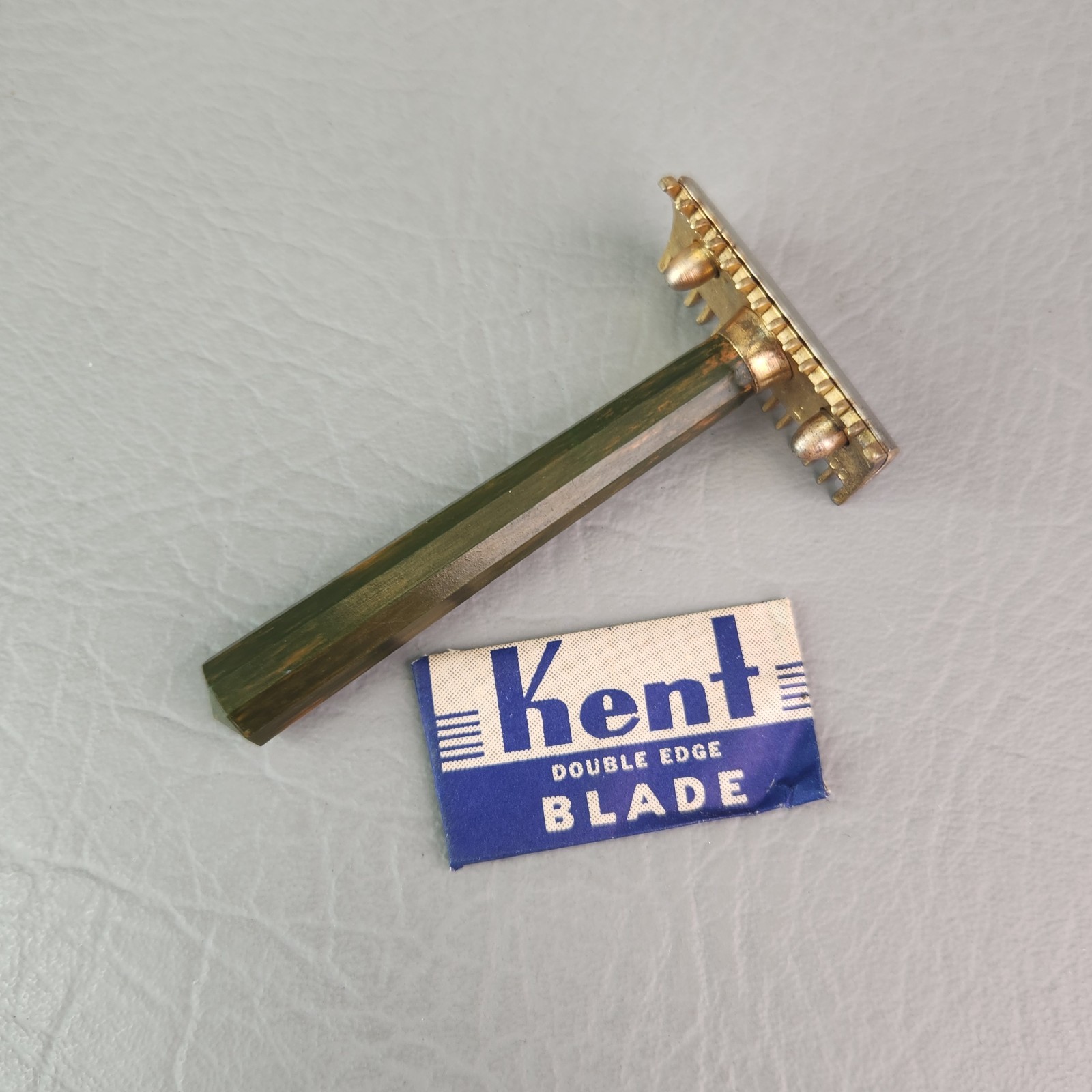 Vintage ConRad Safety Razor DE 2 Piece Green Bakelite Handle w/Kent Blade Vintage ConRad Safety Razor DE 2 Piece Green Bakelite Handle w/Kent Blade