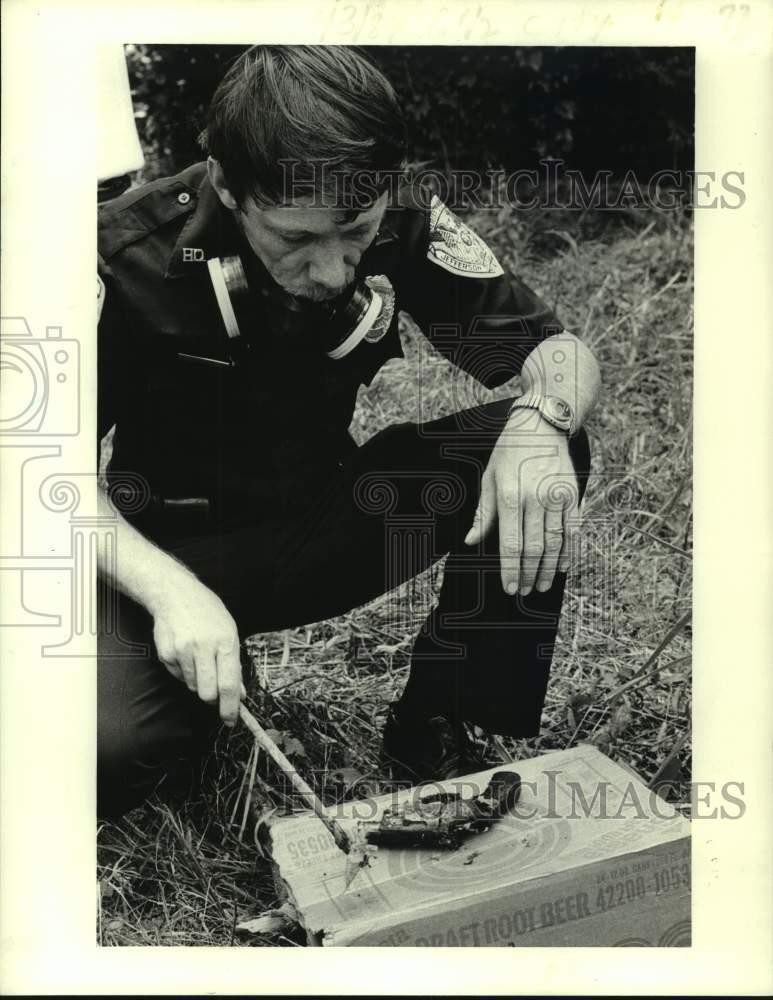 1979 Press Photo Jefferson Parish Sheriff's crime lab worker Larry Morin 1979 Press Photo Jefferson Parish Sheriff's crime lab worker Larry Morin