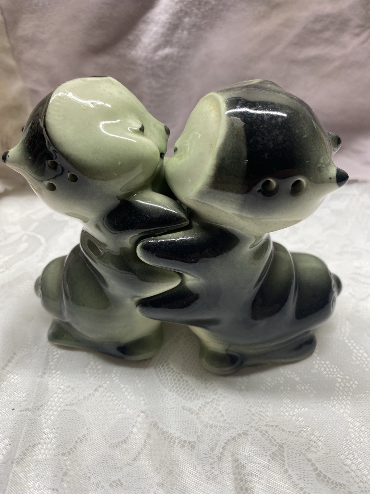 Vintage Bendel Love Bugs Hugging Kiss Salt & Pepper Shakers Set Gray Vintage Bendel Love Bugs Hugging Kiss Salt & Pepper Shakers Set Gray