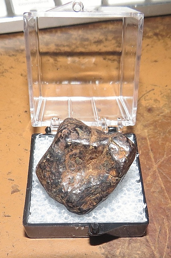 36 Gm. CANYON DIABLO IRON METEORITE  ARIZONA  CASE.  INCLUDED MUSEUM GRADE; USA