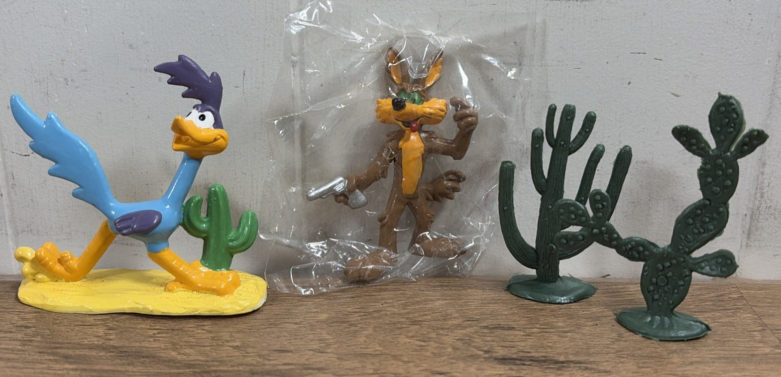 Vtg 1984 Looney Tunes Bully Wile E Coyote Road Runner PVC Figure Cake Toppers Vtg 1984 Looney Tunes Bully Wile E Coyote Road Runner PVC Figure Cake Toppers