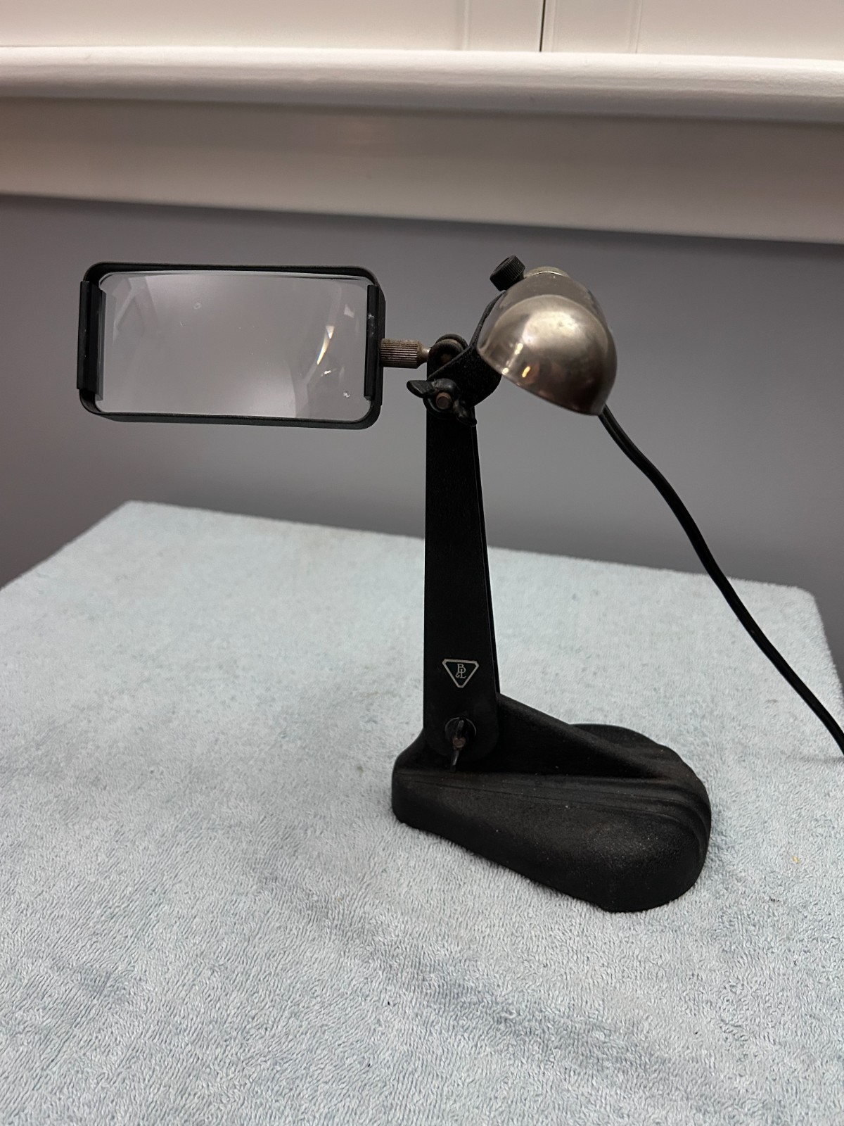 VINTAGE 1940's Bausch & Lomb Lighted Stand with Magnifying Glass 110-120V VINTAGE 1940's Bausch & Lomb Lighted Stand with Magnifying Glass 110-120V