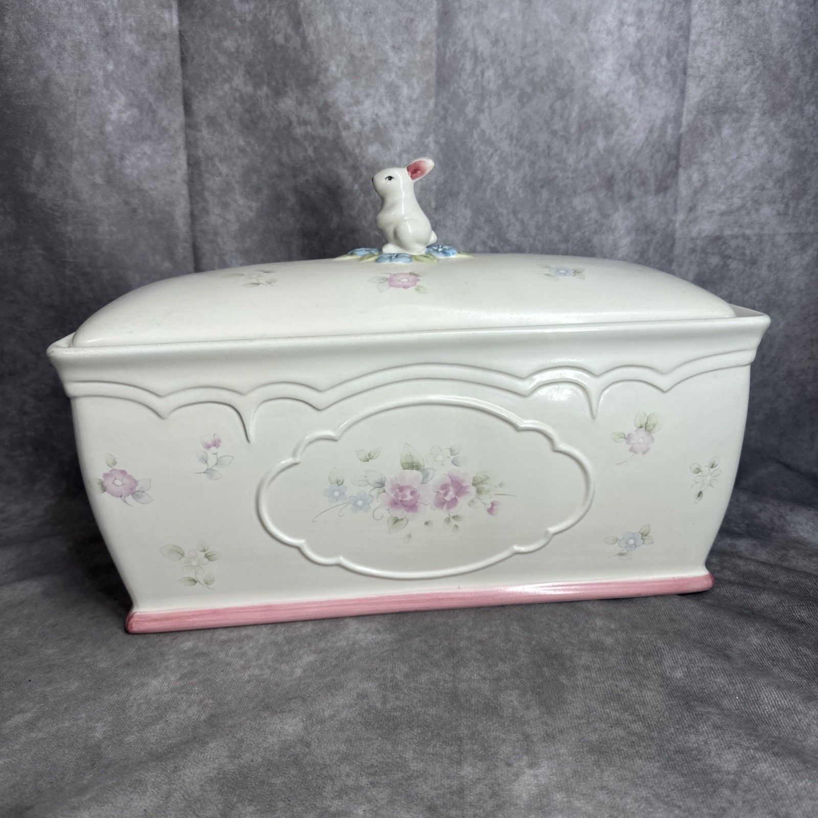 Vintage Pfaltzgraff Tea Rose Large Bread Keeper Box Rabbit Bunny Ceramic