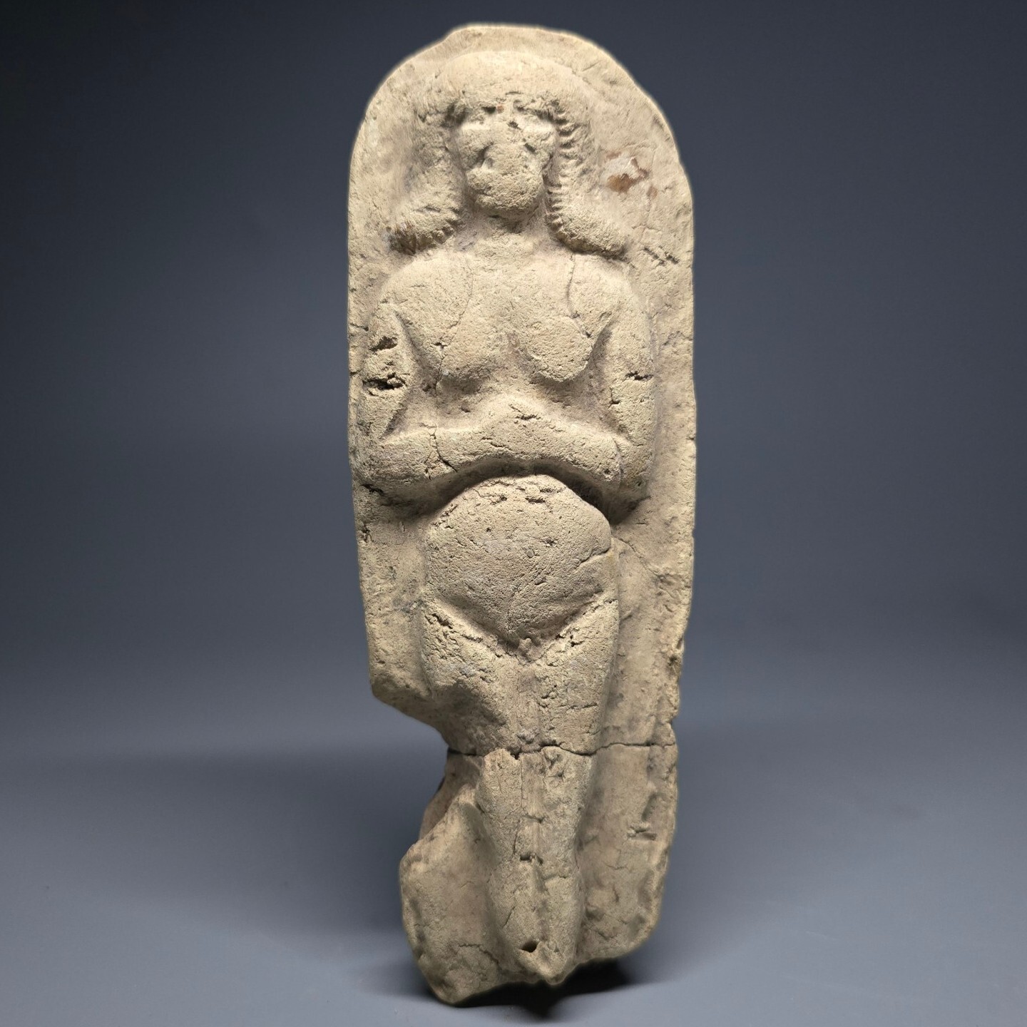 CIRCA AN OLD BABYLONIAN TERRACOTTA PLAQUE. CIRCA AN OLD BABYLONIAN TERRACOTTA PLAQUE.