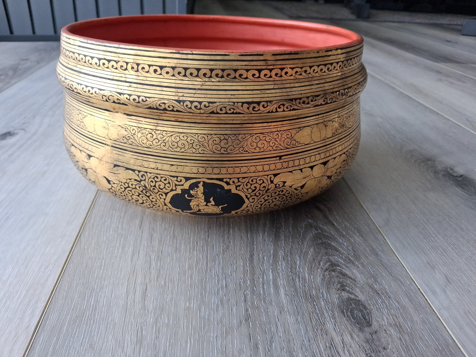 Vtg Burmese gold-leaf design lacquered offering bowl Fleaturing "balu-gwin" Vtg Burmese gold-leaf design lacquered offering bowl Fleaturing "balu-gwin"