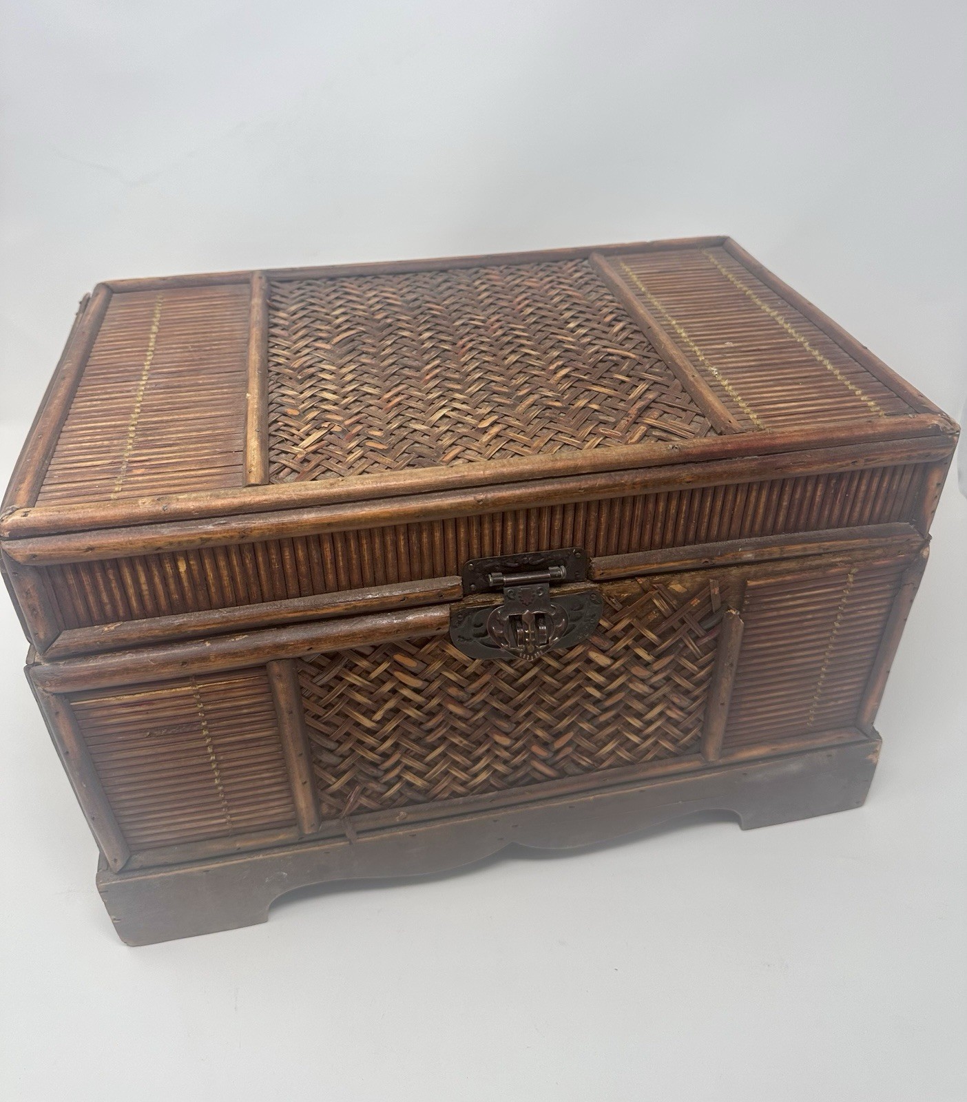 Vintage Rattan /wooden Lidded Treasure Box Trinket Box Tabletop Treasure Chest Vintage Rattan /wooden Lidded Treasure Box Trinket Box Tabletop Treasure Chest