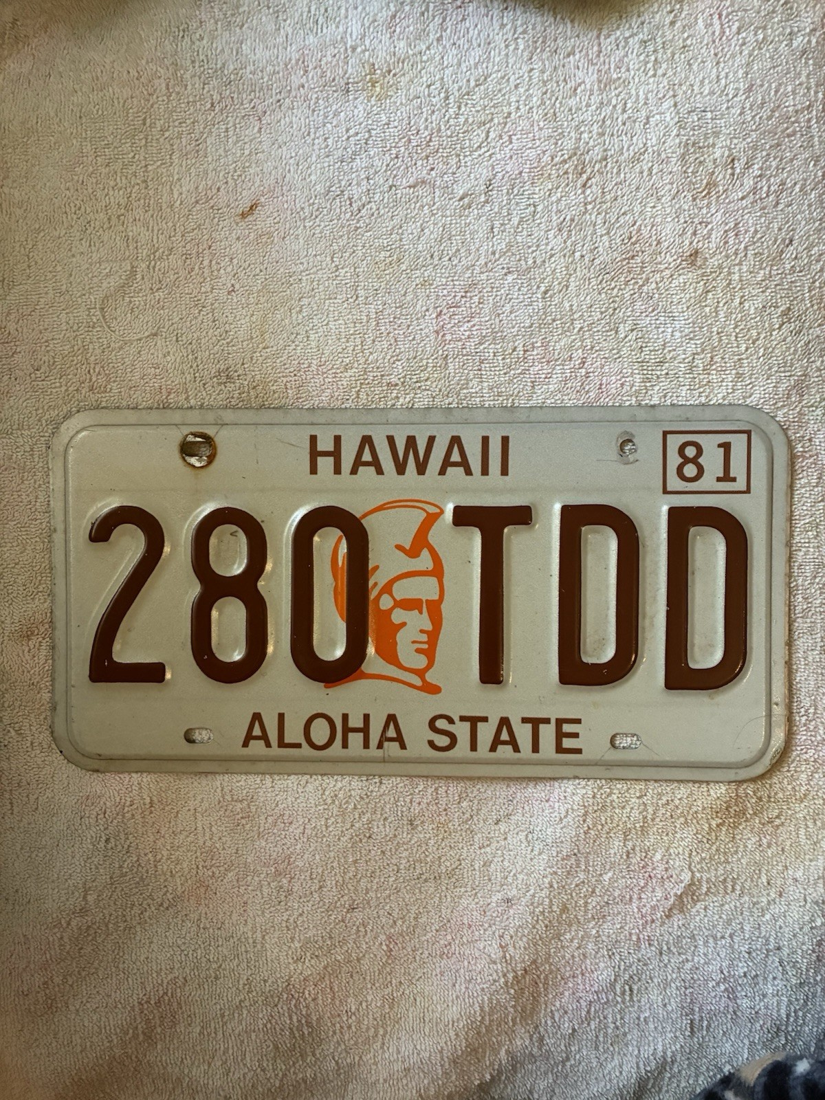 VINTAGE 1981 HAWAII "ALOHA STATE” LICENSE PLATE VINTAGE 1981 HAWAII "ALOHA STATE” LICENSE PLATE