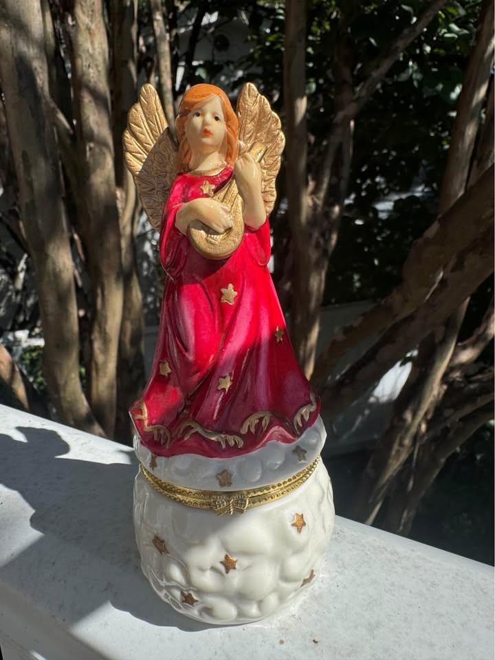 Beautiful vintage Christmas angel w harp trinket box excellent condition 6” red Beautiful vintage Christmas angel w harp trinket box excellent condition 6” red