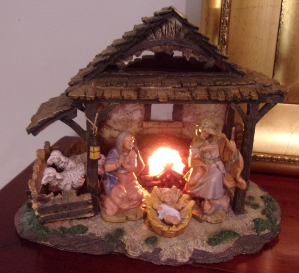 Fontanini Heirloom by Roman Nativity Lighted Stable & Five Figure Set