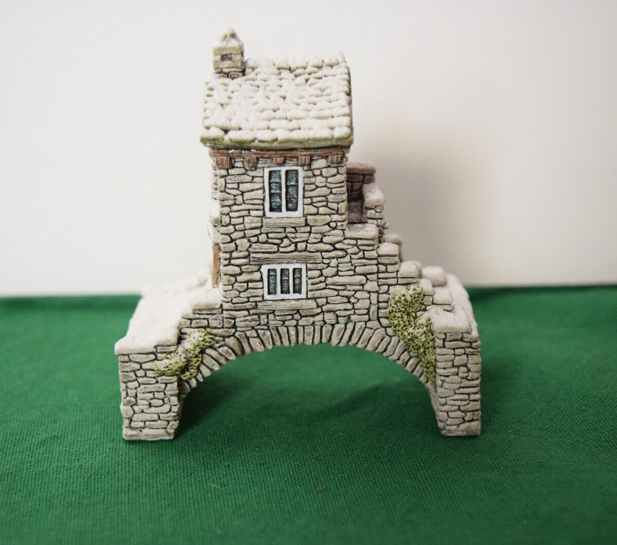 Lilliput Lane Snowed Bridge House In Winter. Mint in its original box. Lilliput Lane Snowed Bridge House In Winter. Mint in its original box.
