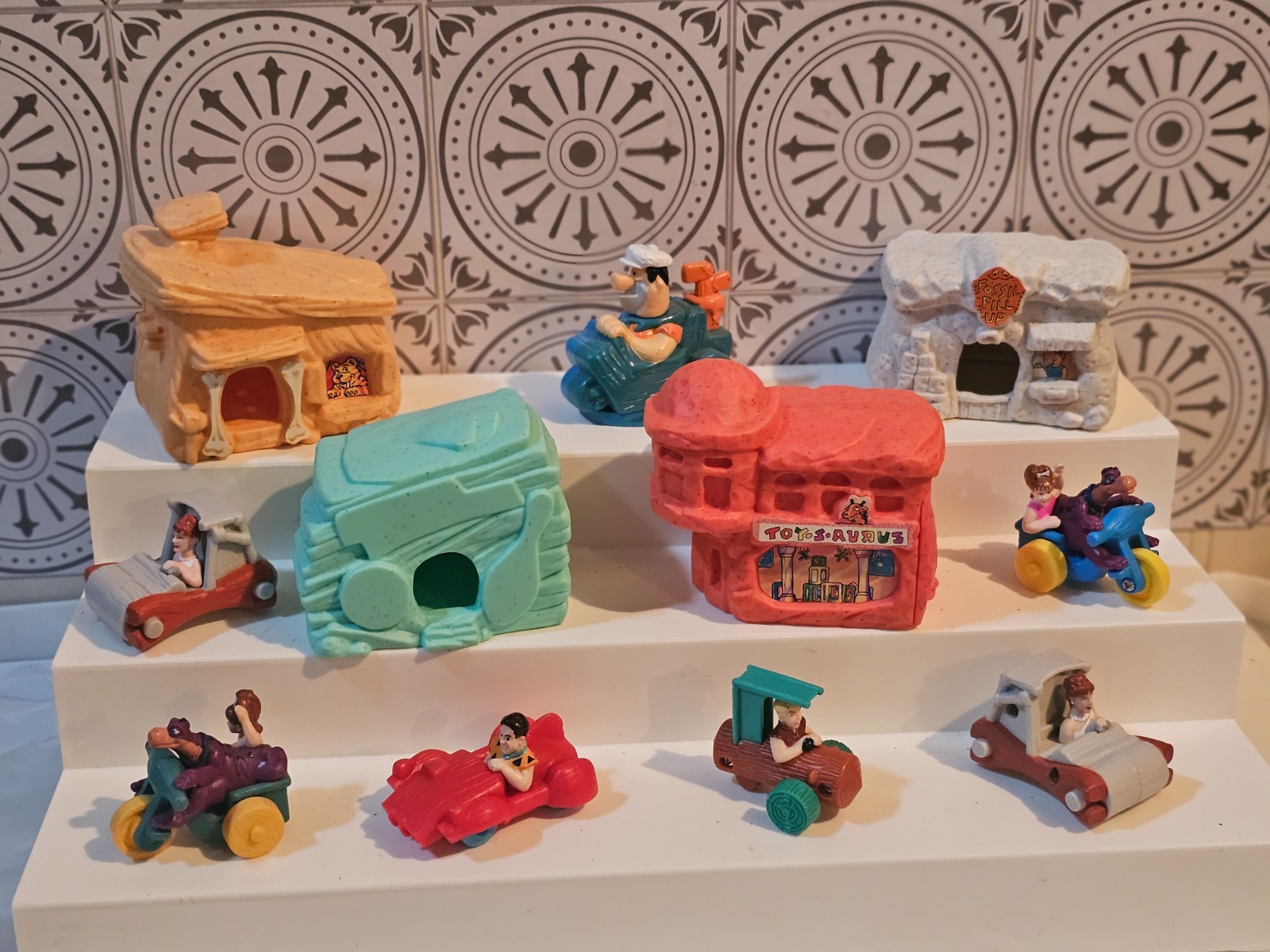 Vintage LOT (11) Pc FLINTSTONES Figures FRED Barney WILMA Houses Vintage LOT (11) Pc FLINTSTONES Figures FRED Barney WILMA Houses