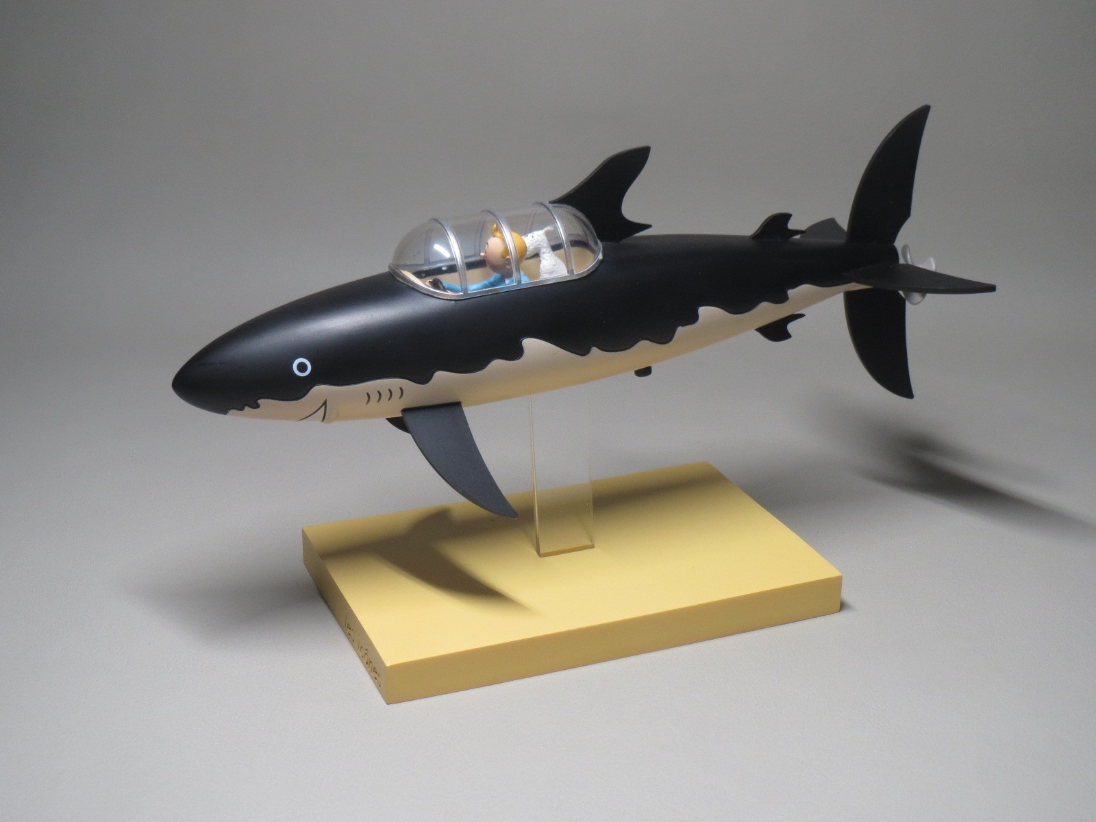 Tintin and Snowy in the Submarine Shark. 26.5 cm (Moulinsart 46402) Tintin and Snowy in the Submarine Shark. 26.5 cm (Moulinsart 46402)