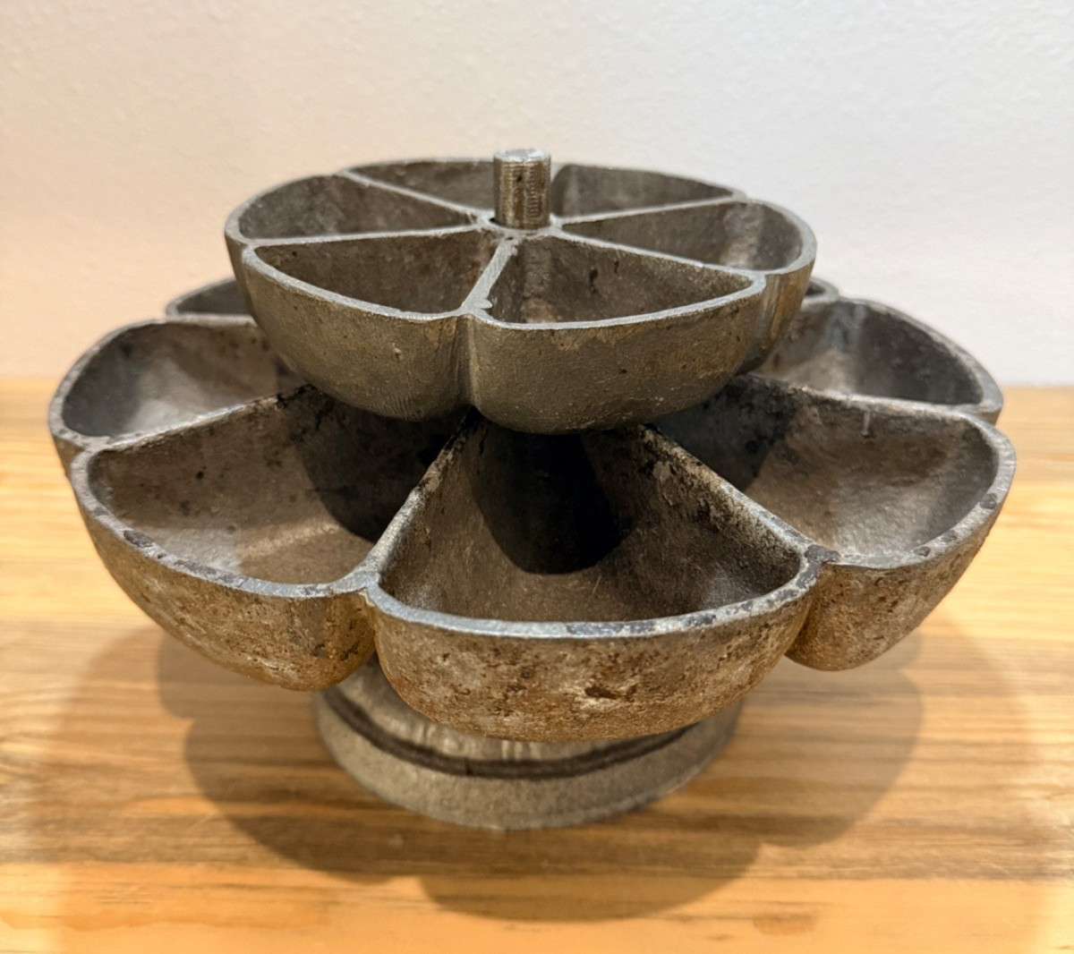 RARE Vintage Cast Iron 14 Compartment Shoemaker Cobbler Nail Cup, Caddy, Holder RARE Vintage Cast Iron 14 Compartment Shoemaker Cobbler Nail Cup, Caddy, Holder