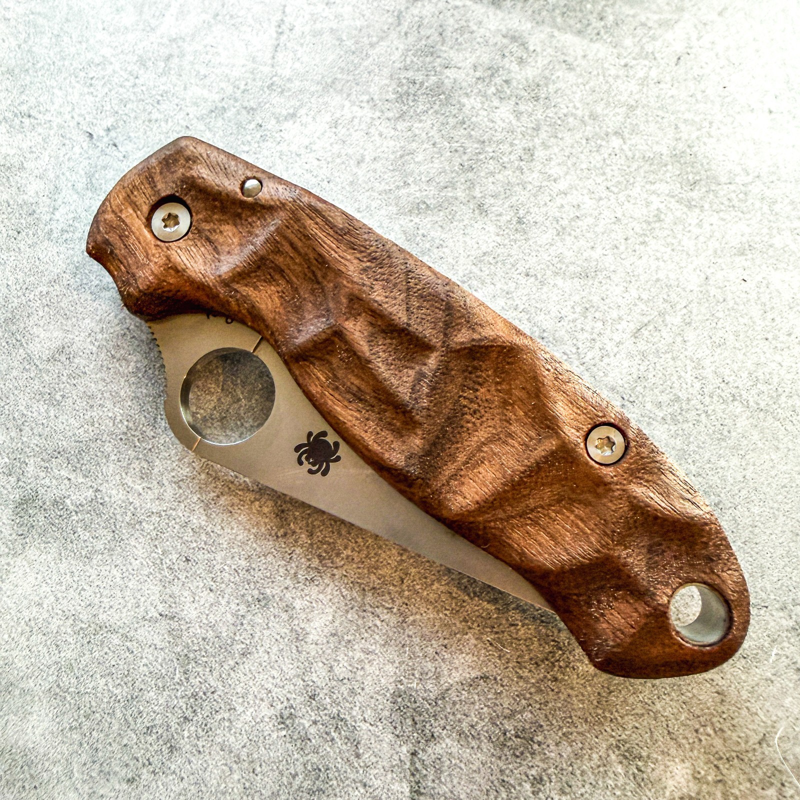 Royalcurl walnut scales for Spyderco Paramilitary 3 Royalcurl walnut scales for Spyderco Paramilitary 3