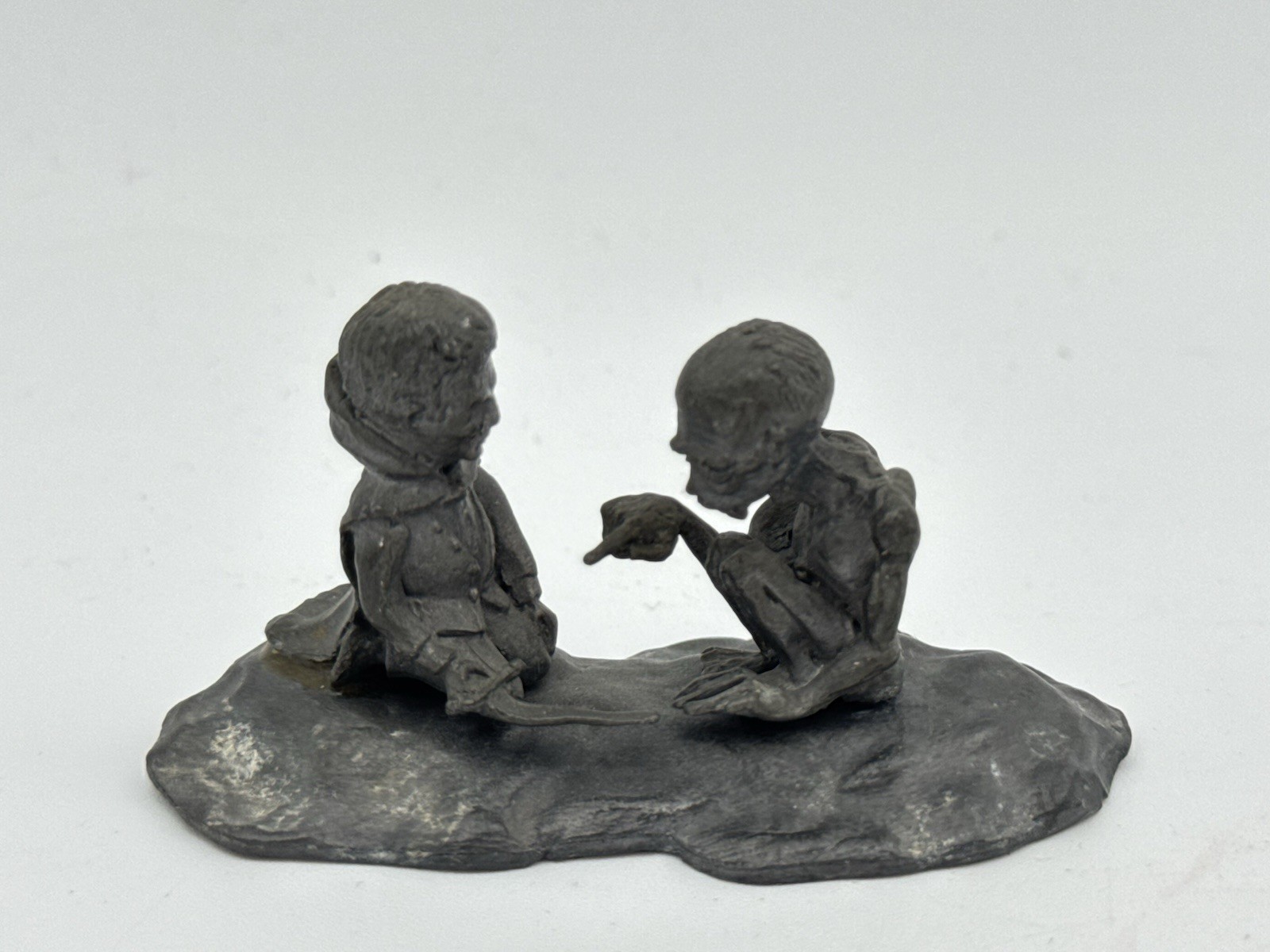 Phil Hauser 1975 The Riddle Game Bilbo & Gollum Tolkien Miniature Figure Signed Phil Hauser 1975 The Riddle Game Bilbo & Gollum Tolkien Miniature Figure Signed