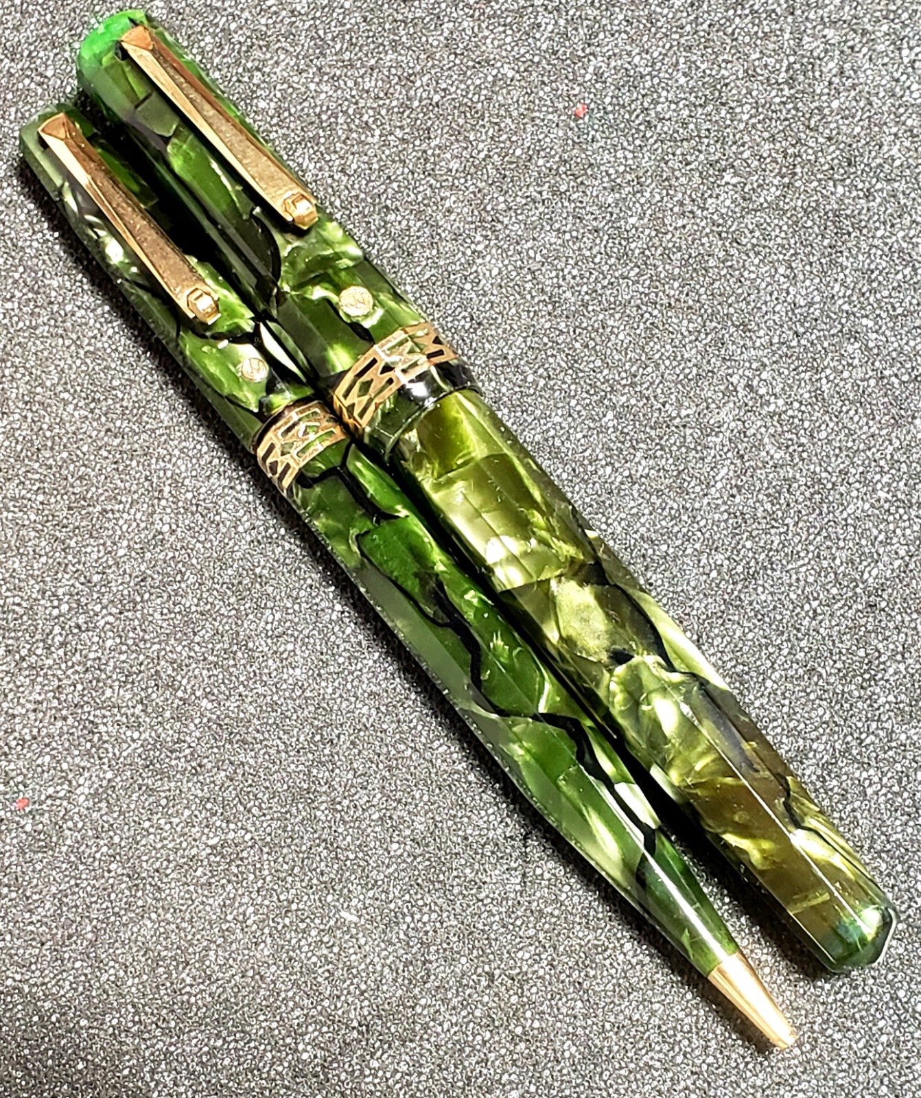 VINTAGE 1930's GREEN MARBLED EVERSHARP DORIC FOUNTAIN PEN & MECH. PENCIL SET VINTAGE 1930's GREEN MARBLED EVERSHARP DORIC FOUNTAIN PEN & MECH. PENCIL SET