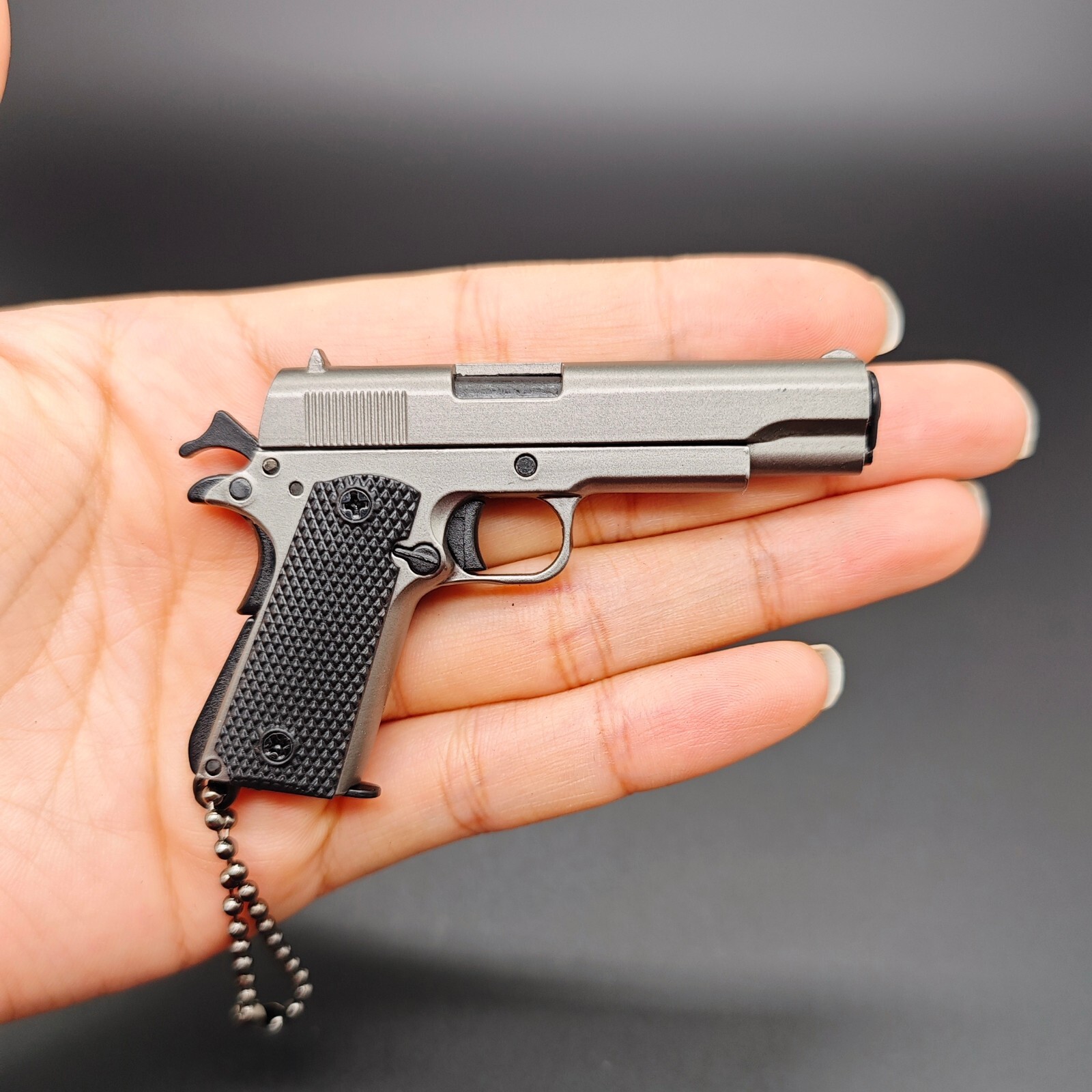 1:3 Mini 1911 Metal Keychain Gun Model Keychain Decompression for Man