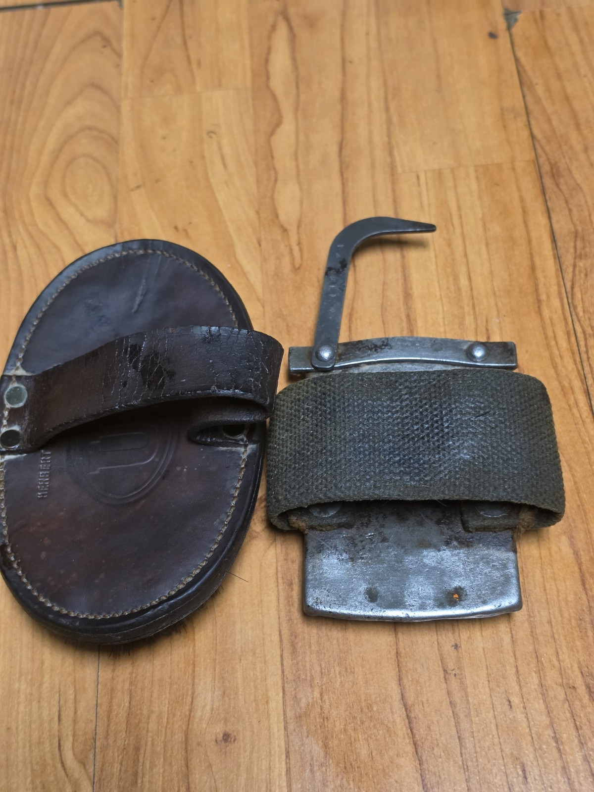 WWI Curry Comb Mrk US RIA F118 FA & 1917 Herbert Horse Brush Cavalry Mkd Pair WWI Curry Comb Mrk US RIA F118 FA & 1917 Herbert Horse Brush Cavalry Mkd Pair