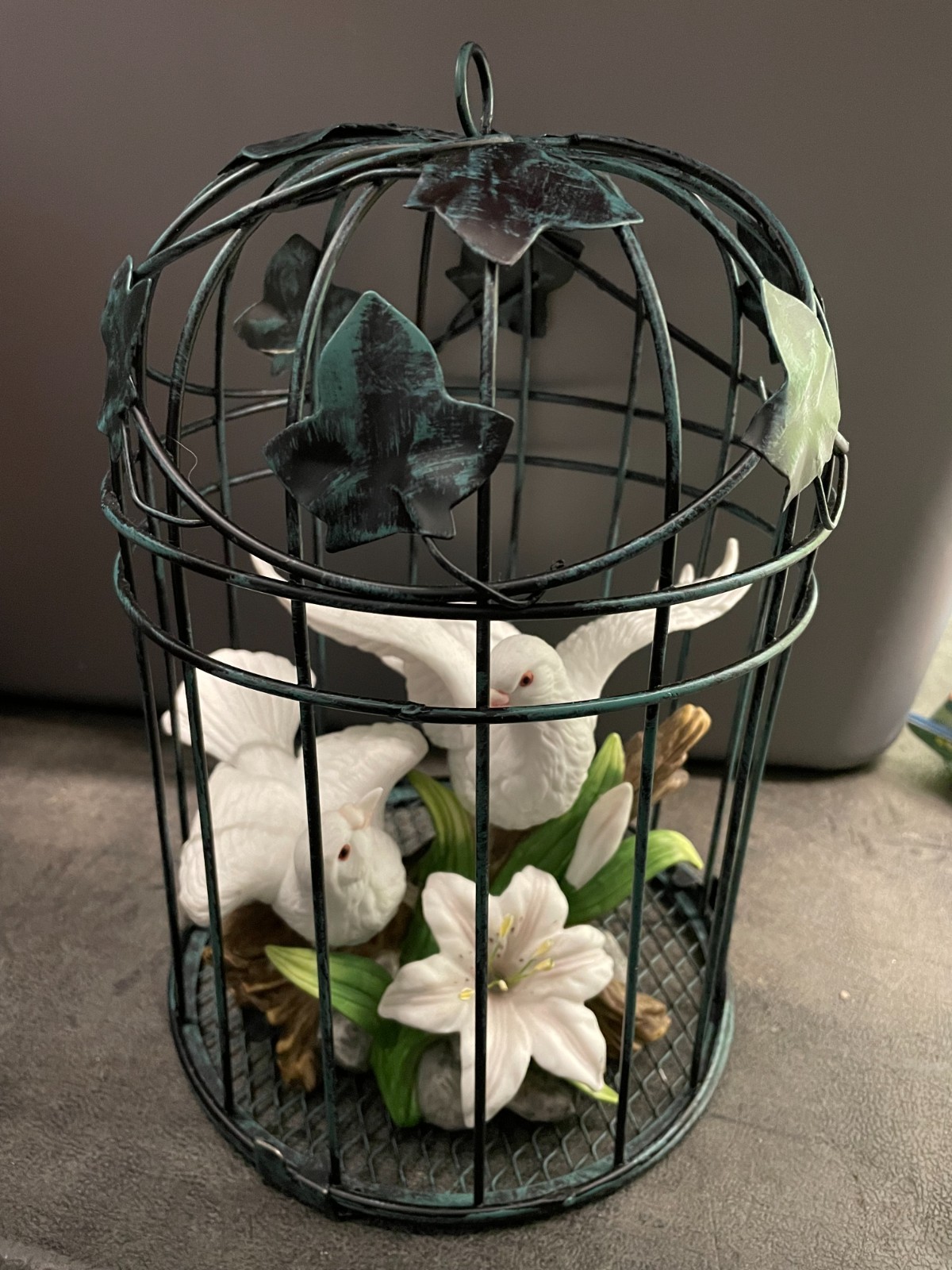 VTG Stunning pair of doves in birdcage VTG Stunning pair of doves in birdcage