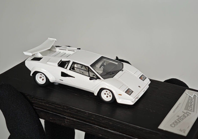 Deepmaker 1:64 Lamborghini Countach 5000S White Deepmaker 1:64 Lamborghini Countach 5000S White