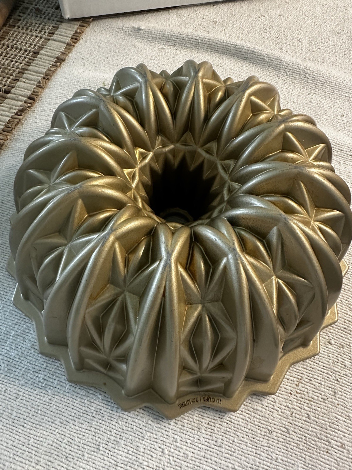 Nordic Ware Gold Cut Crystal Bundt Pan 10-Cup. Made in USA Nordic Ware Gold Cut Crystal Bundt Pan 10-Cup. Made in USA