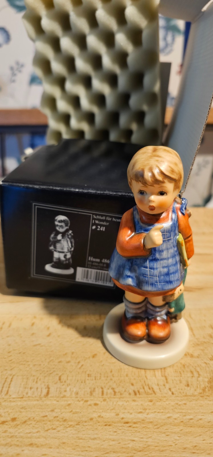 M.J. Hummel Goebel I Wonder 486 Figurine M.J. Hummel Goebel I Wonder 486 Figurine