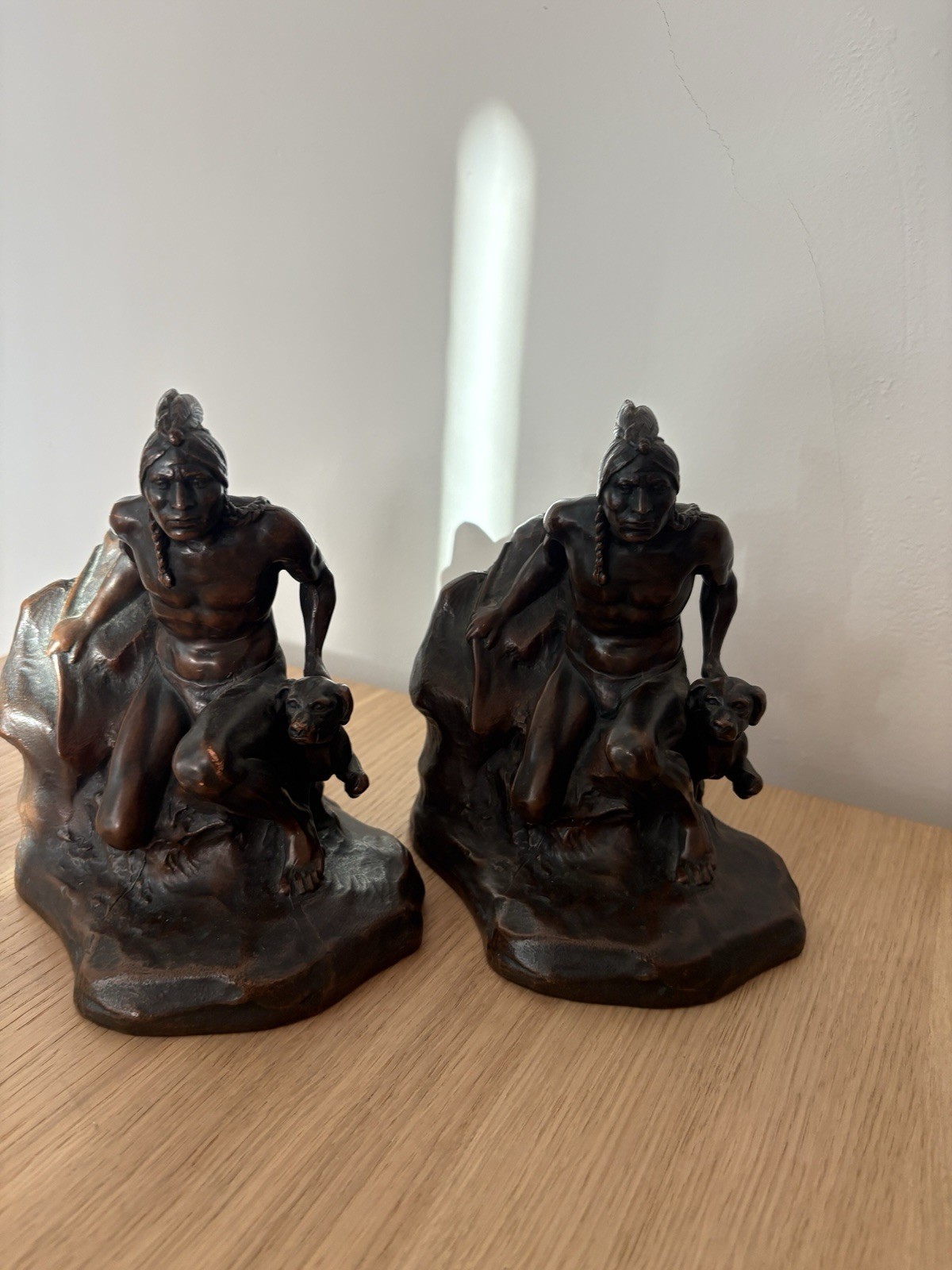 ANTIQUE JENNINGS BROTHERS BOOKENDS AWAITING PREY NATIVE AMERICAN INDIAN & DOG ANTIQUE JENNINGS BROTHERS BOOKENDS AWAITING PREY NATIVE AMERICAN INDIAN & DOG