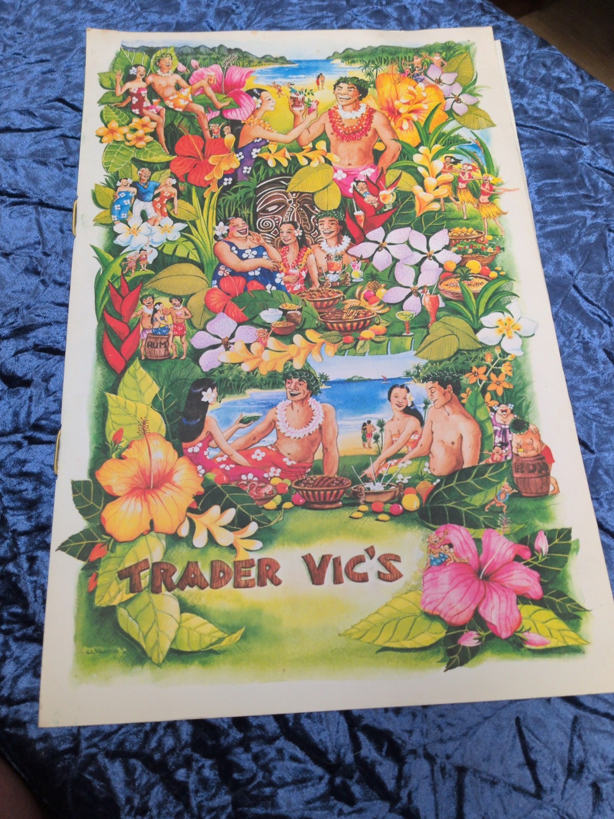 "Trader Vic's" 1978 Island Motif in Excellent Condition. "Trader Vic's" 1978 Island Motif in Excellent Condition.