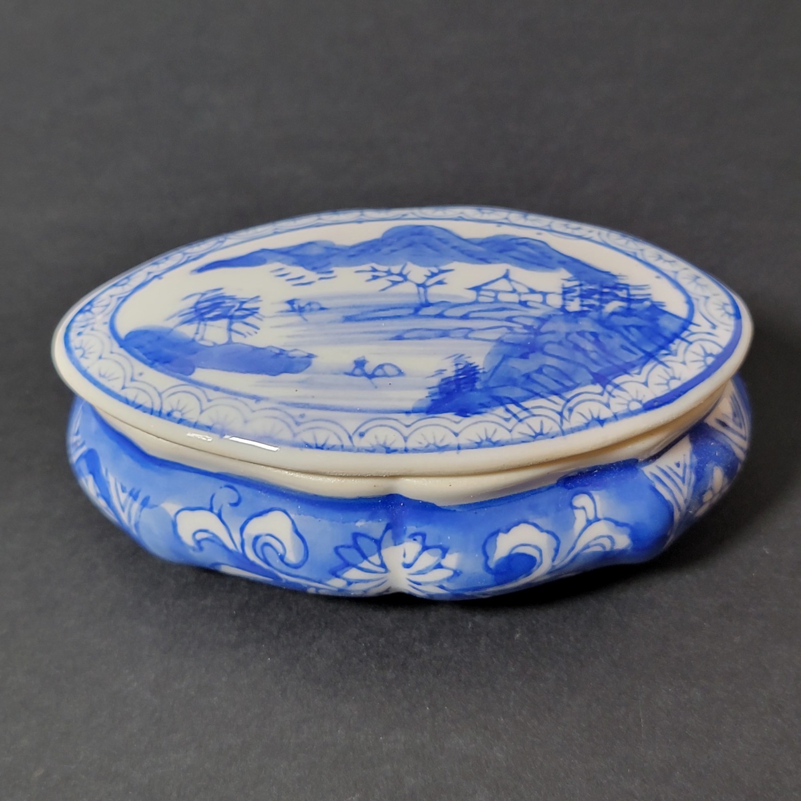 Vintage NOS Small Blue & White Chinoiserie Porcelain Oval Shaped Box MA Vintage NOS Small Blue & White Chinoiserie Porcelain Oval Shaped Box MA