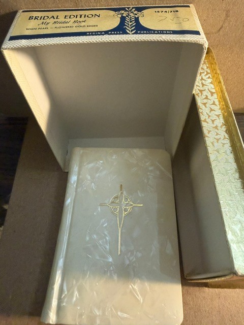 Vintage BRIDAL EDITION MY BRIDAL BOOK White Peark Flowered Gold Edges 1957 NIB Vintage BRIDAL EDITION MY BRIDAL BOOK White Peark Flowered Gold Edges 1957 NIB
