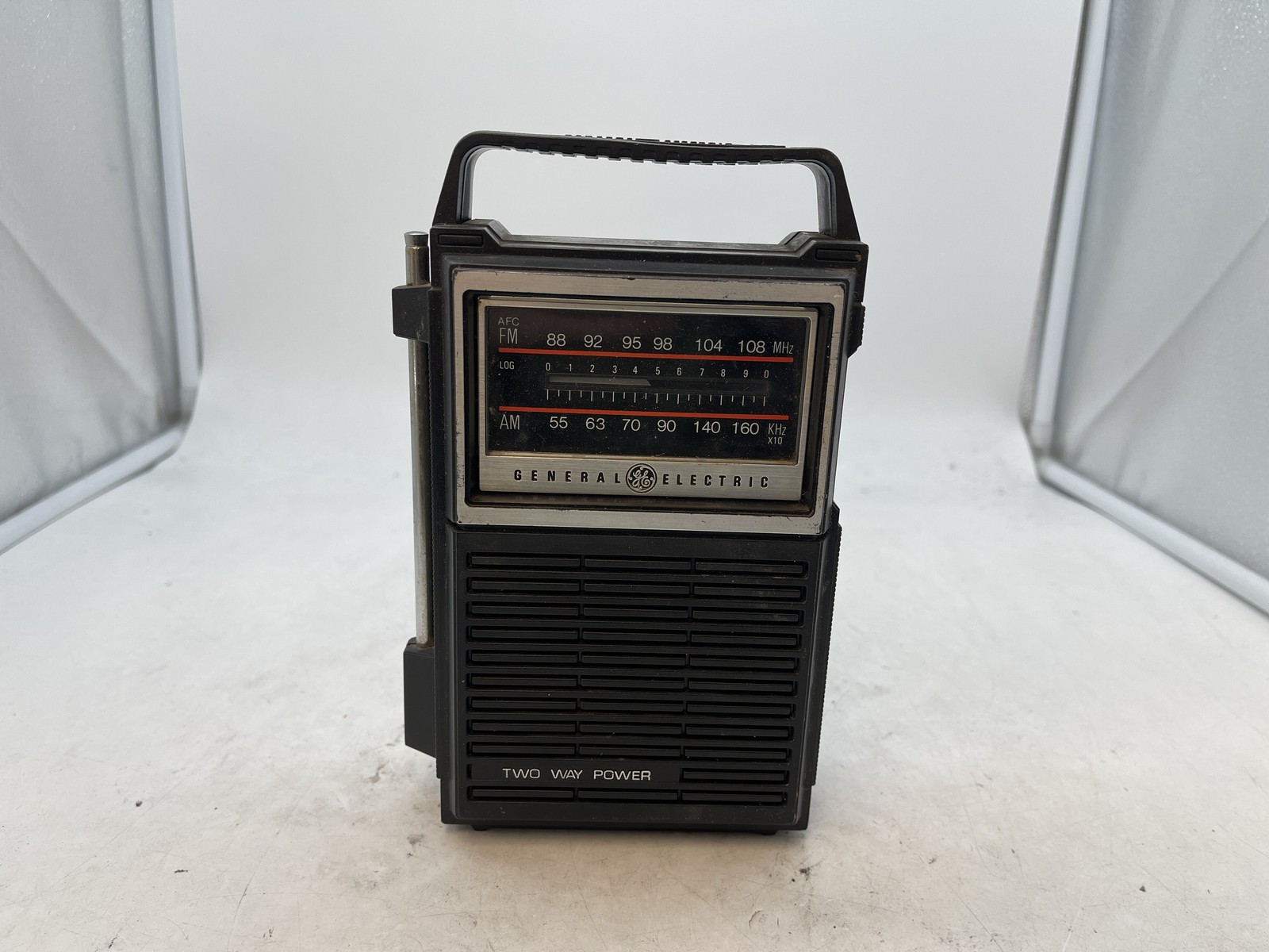 Vintage General Electric (GE) 7-2800B Portable AM/FM Transistor Radio - Free S/H Vintage General Electric (GE) 7-2800B Portable AM/FM Transistor Radio - Free S/H
