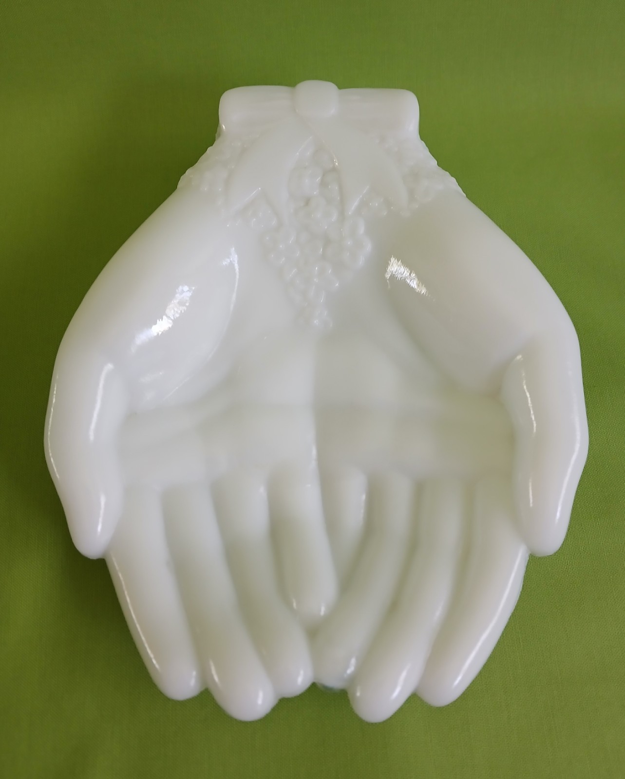 Vtg AVON White Milk Glass "Touch Of Beauty" Soap Dish Candy Fruit Trinket Holder Vtg AVON White Milk Glass "Touch Of Beauty" Soap Dish Candy Fruit Trinket Holder