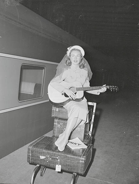 Tourist Jeanne Crain film star arrives Grand Central personal appea- 1949 Photo