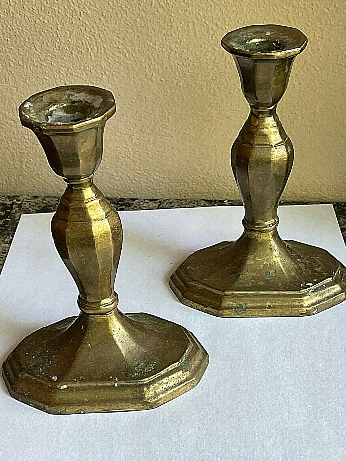 VINTAGE PAIR (2) MOTTAHEDEH BRASS CANDLE HOLDERS CANDLESTICK INDIA VINTAGE PAIR (2) MOTTAHEDEH BRASS CANDLE HOLDERS CANDLESTICK INDIA