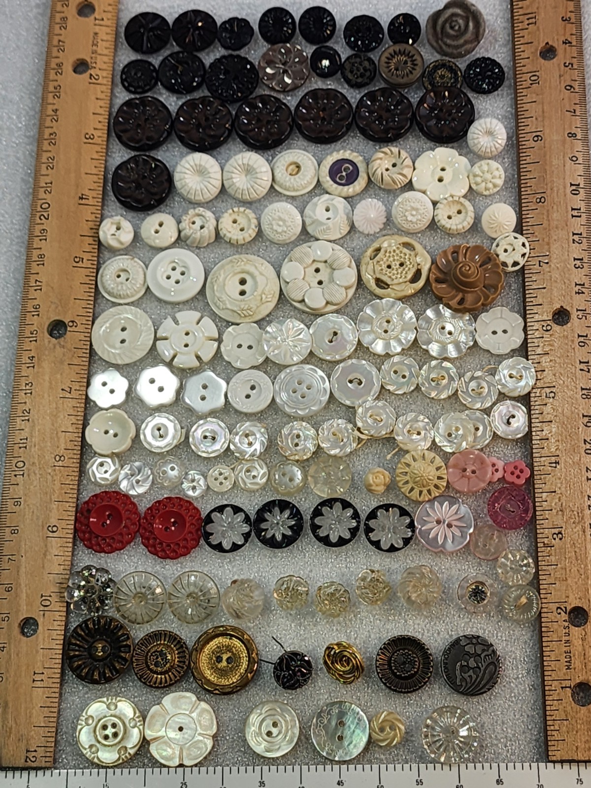 120 Flower Buttons - Mostly Vintage from Estate Collection 120 Flower Buttons - Mostly Vintage from Estate Collection