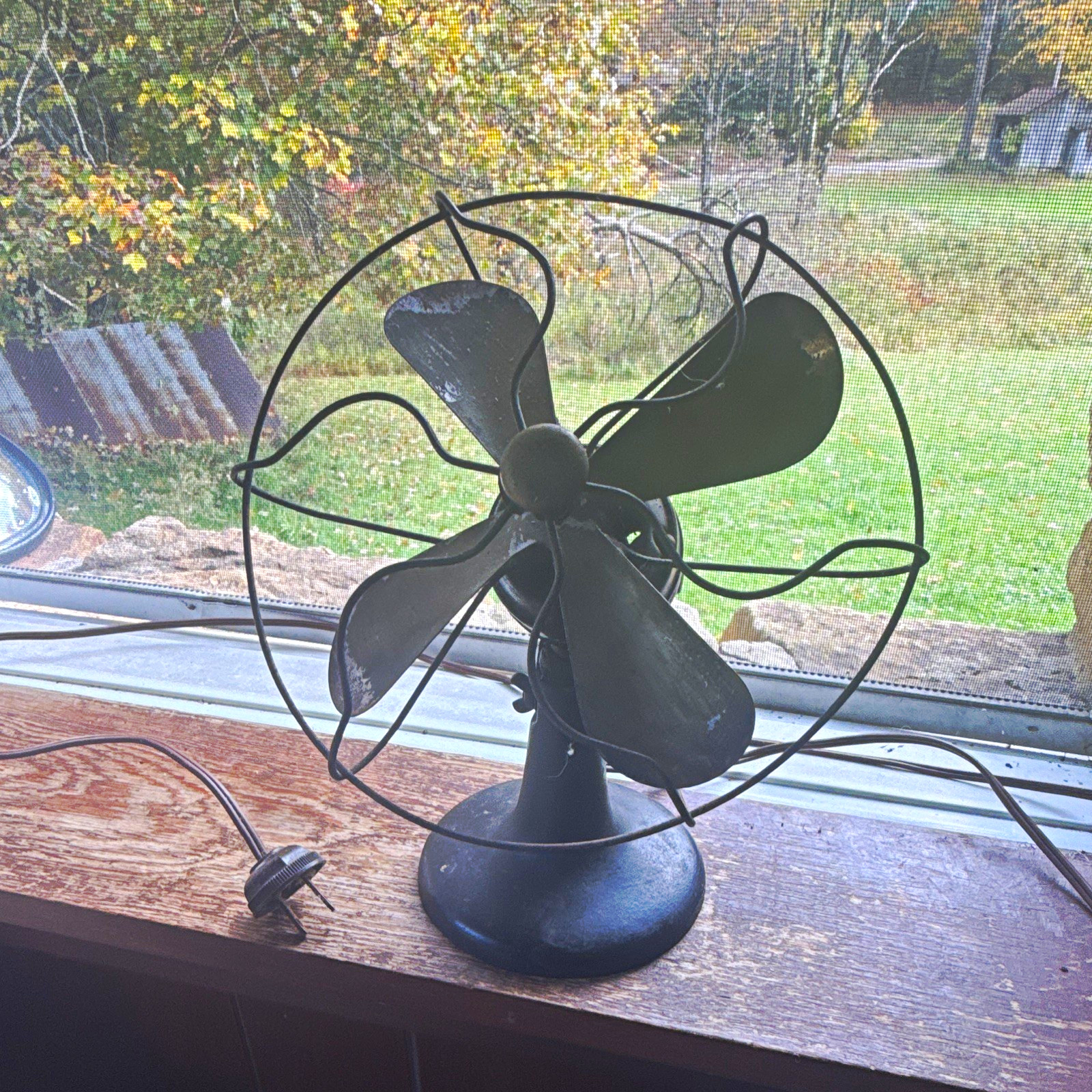 Westinghouse Antique Vintage Black Metal Corded Electric 3-Blade Table Fan Westinghouse Antique Vintage Black Metal Corded Electric 3-Blade Table Fan