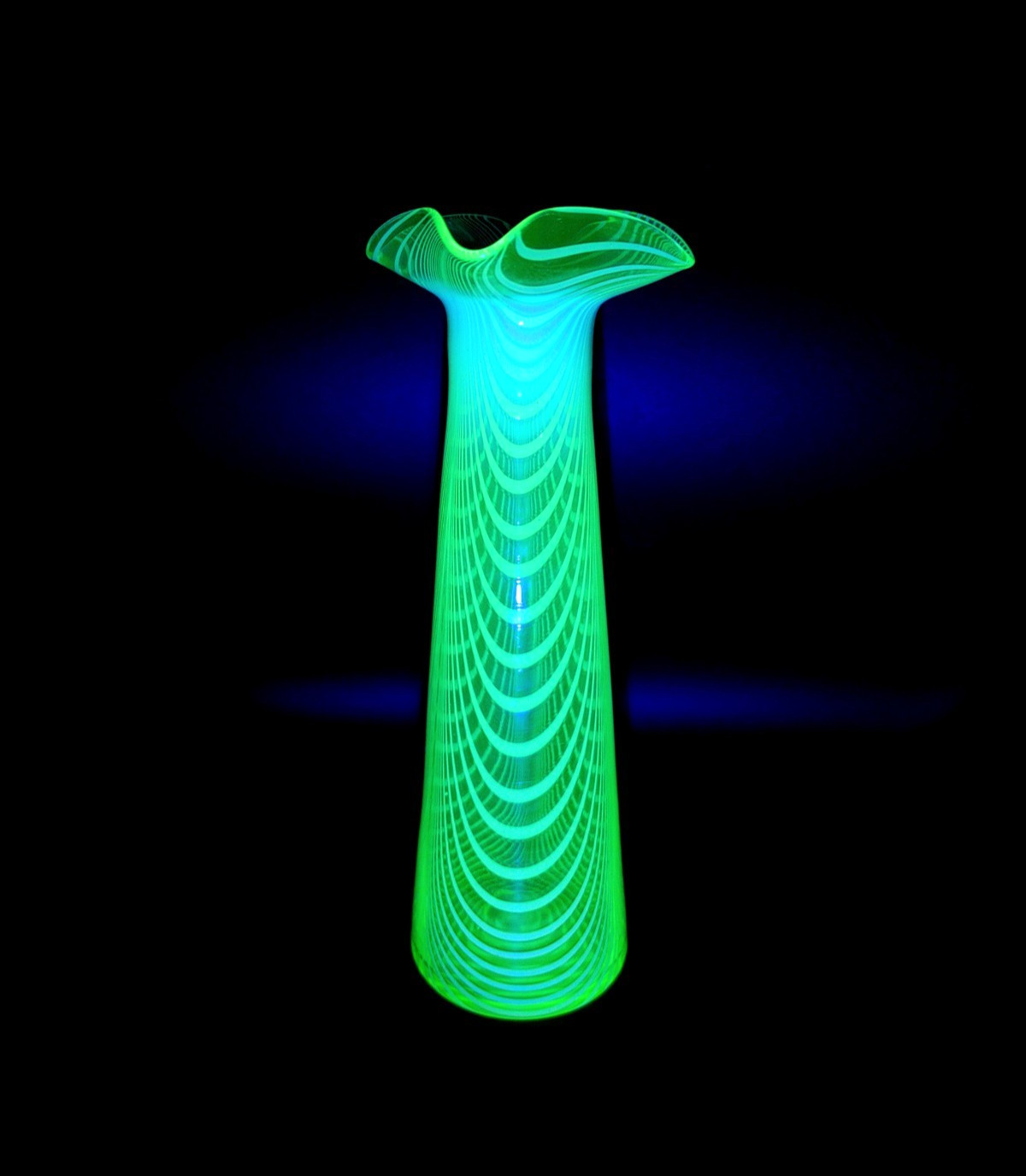 VINTAGE 10" STEVENS WILLIAM CREAMY ORANGE FEATHER CRIMPED RIM URANIUM GLASS VASE